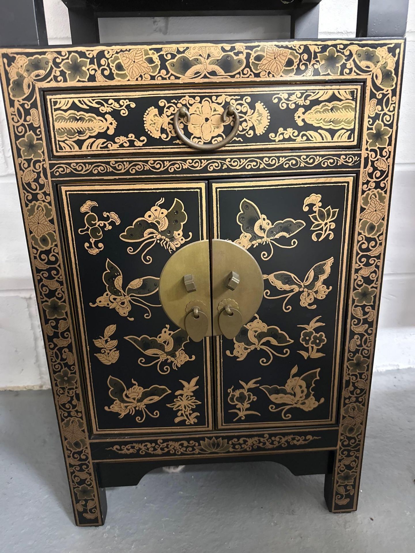 Chinese Lacquered Side Cabinet The cabinet has figurative panels on the front in lacquered gold - Image 2 of 4