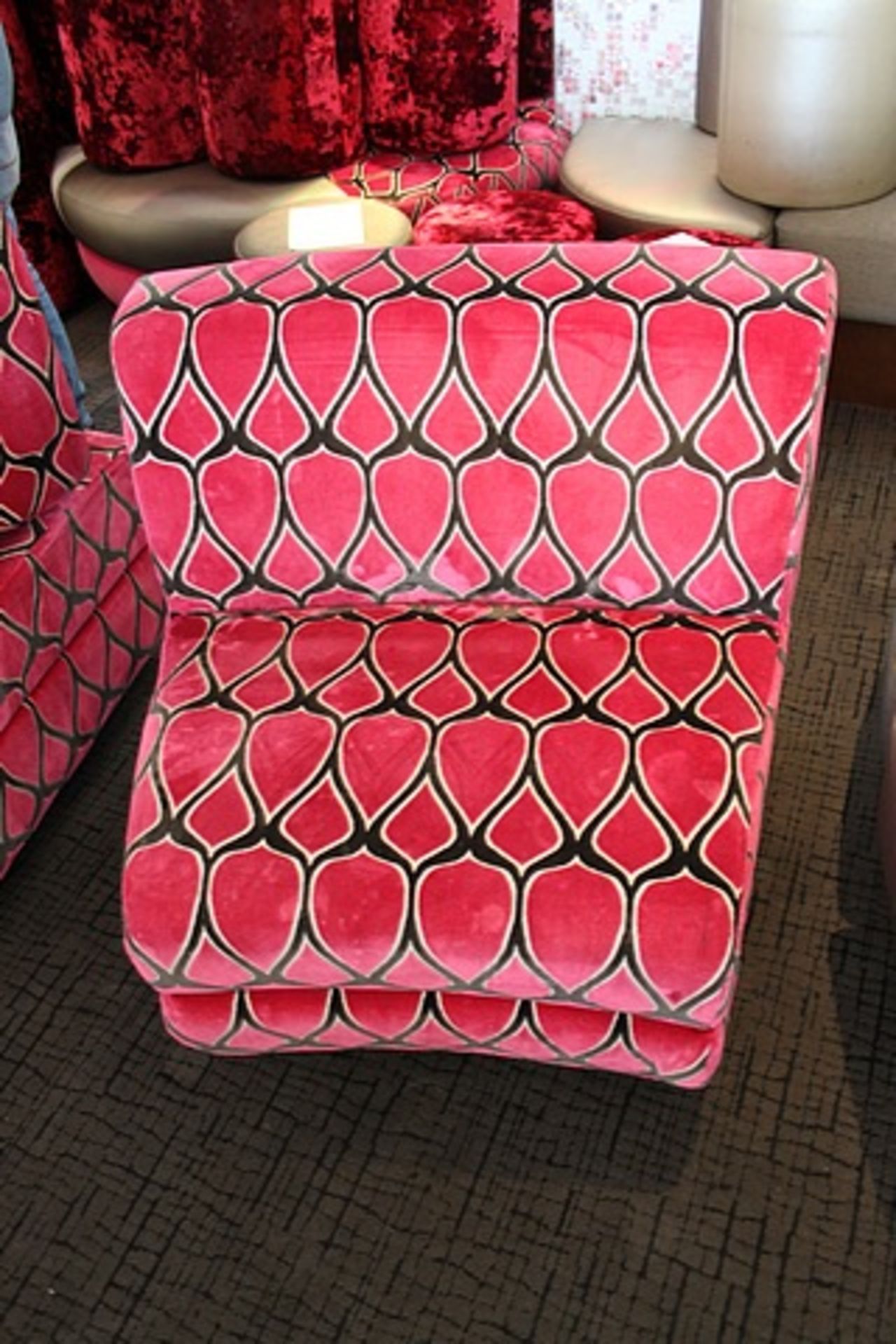 4x Lounge Seat Sofa Single Seater Upholstered In Velvet Pink And Black 830mm x 750mm x 480mm - Image 7 of 7