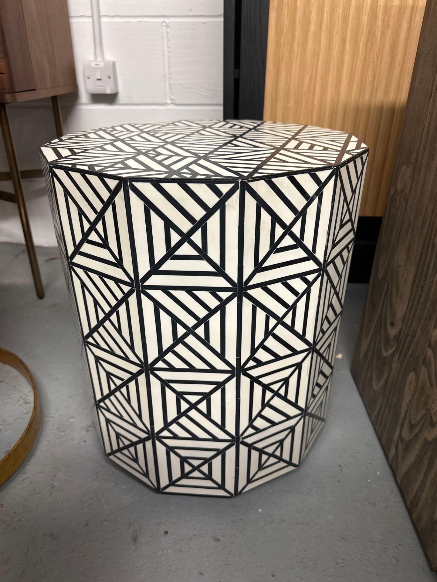 Bogart Geometric Table The Bogart Black & White Drum Geometric Side Table offers a contemporary - Bild 2 aus 4