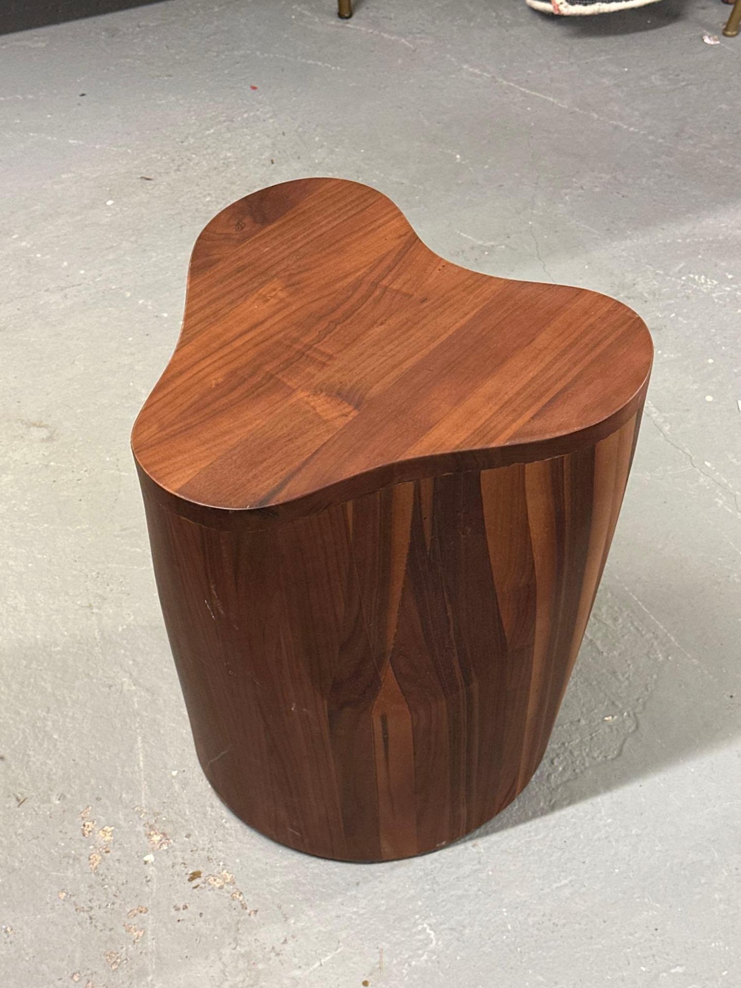 Side Table An elegant sculptural side table constructed from solid black American walnut Ex-Showroom - Image 2 of 4