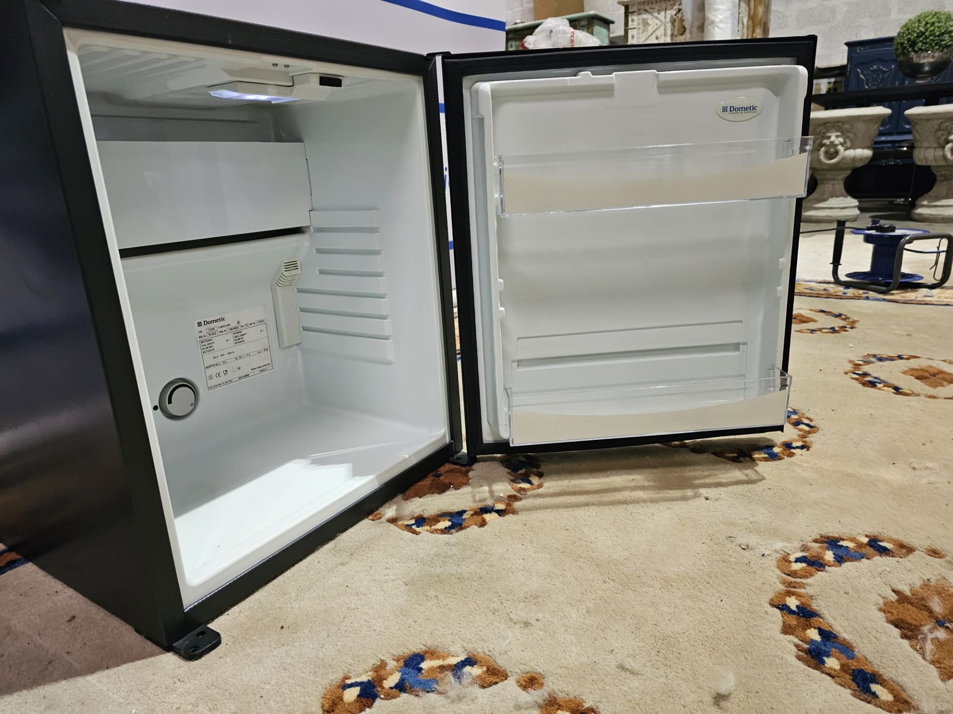 Dometic Mini Bar Fridge 49 x 48 x 57cm - Image 3 of 3