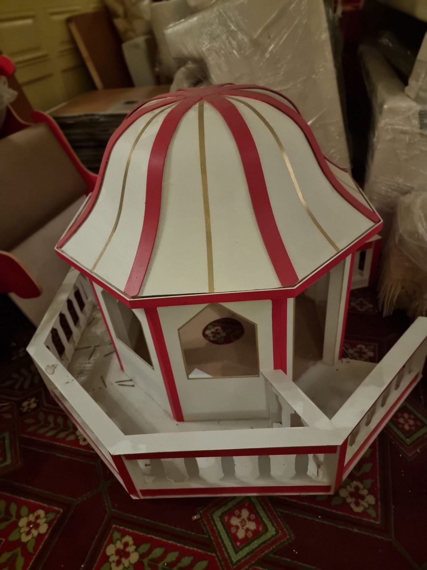 A Christmas Theme Display - Sleigh and Helter Skelter from a Leading Hotel - Bild 2 aus 6