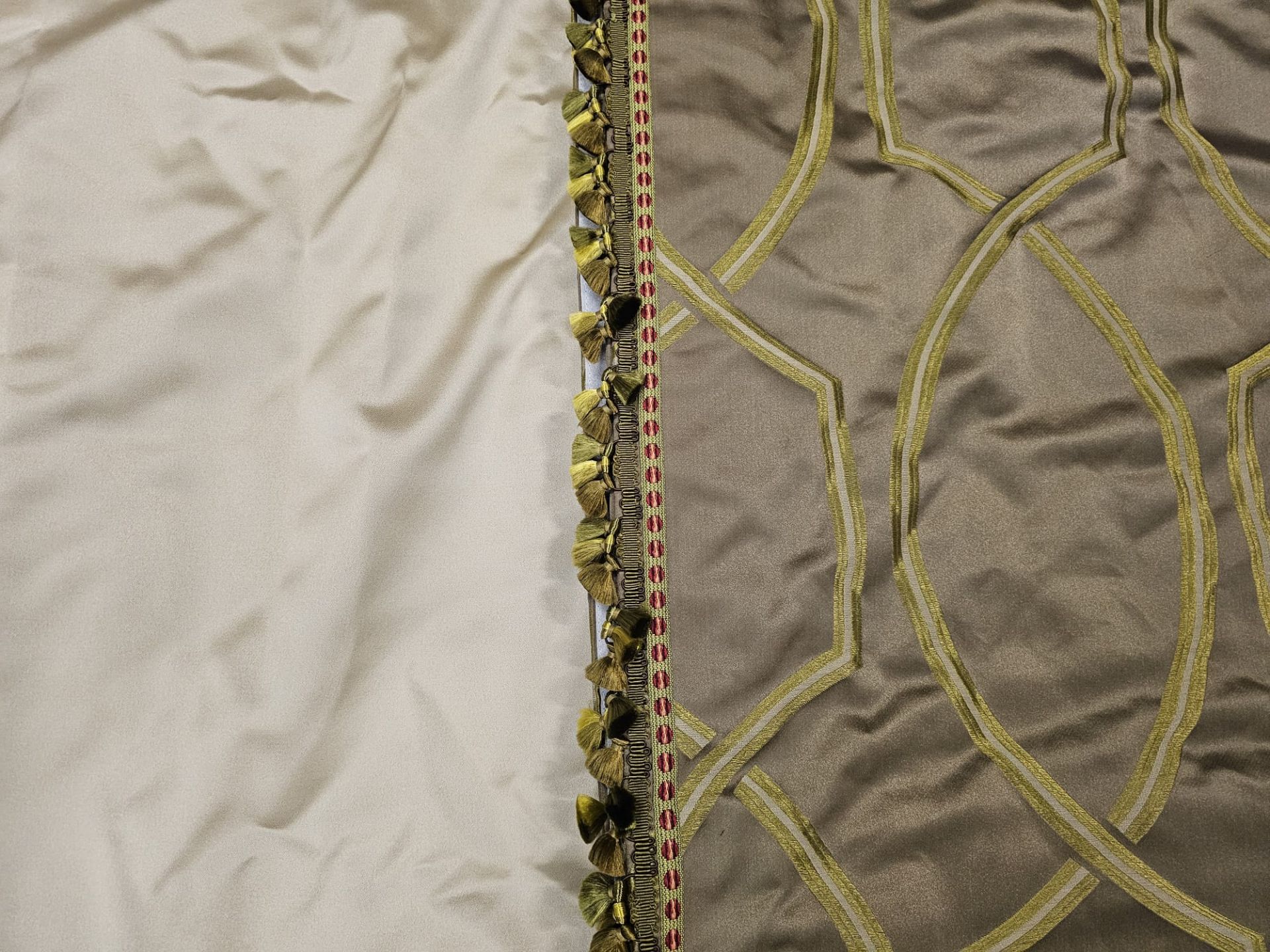 A pair of silk drapes champagne with green circle pattern tassle trim jabots 140 x 275cm (Dorch 10) - Bild 3 aus 3