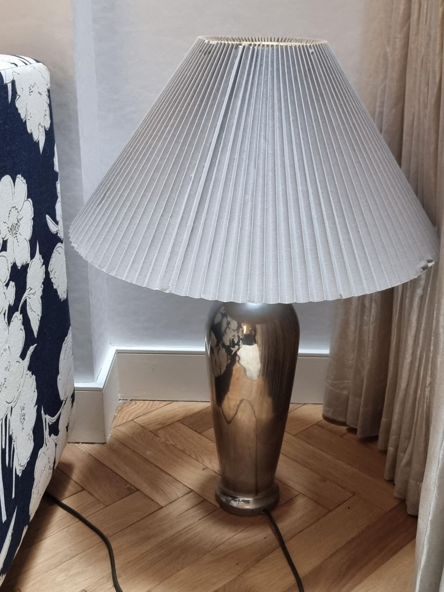 A Pair Of Chrome Table Lamps With Knife Pleat Hardback Shades. These Lamps Boast A Stunningly Modern - Bild 4 aus 4