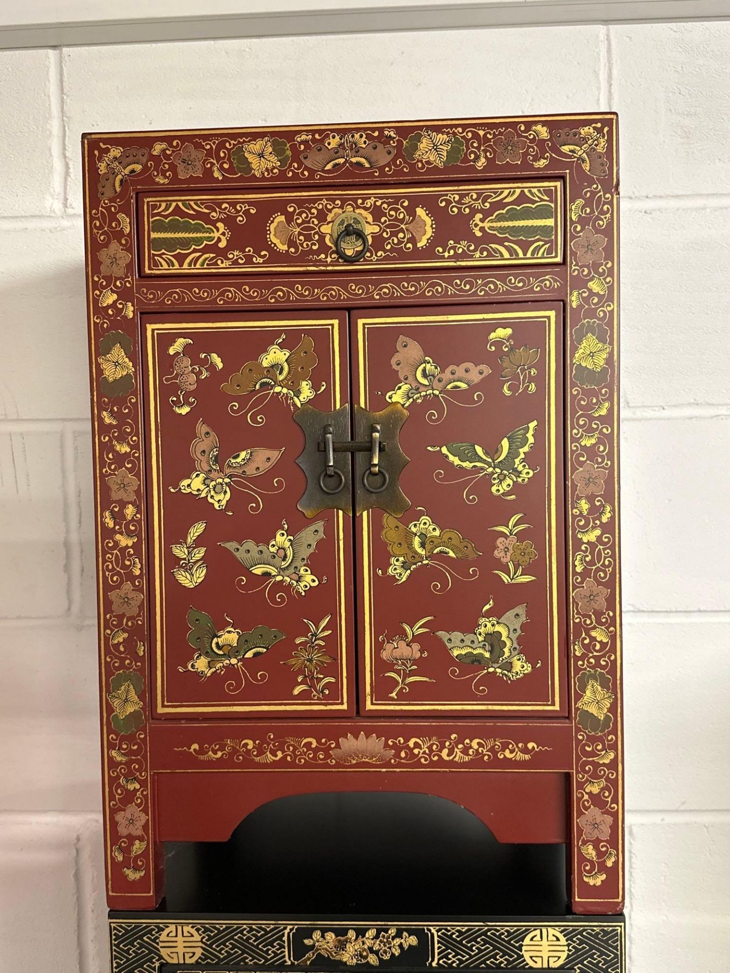 Chinese Lacquered Side Cabinet The cabinet has figurative panels on the front in lacquered gold - Bild 2 aus 5