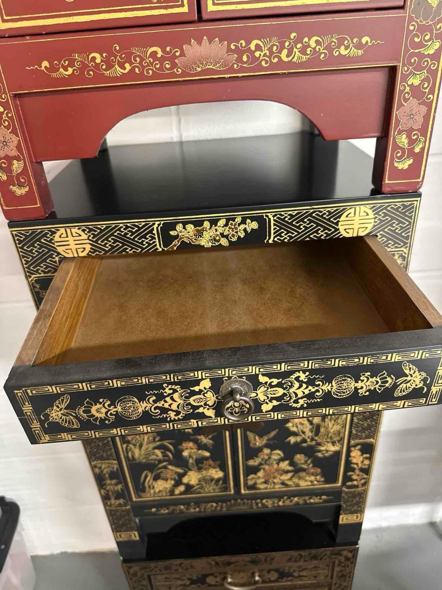 Chinese Lacquered Side Cabinet The cabinet has figurative panels on the front in lacquered gold - Bild 3 aus 5