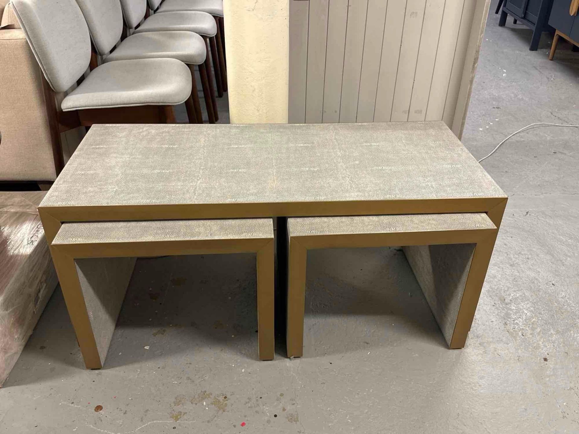 Holborn Nest of Tables A Set Of 3 Tables Covered In Faux Shagreen With Brass Finish Accents. This - Bild 2 aus 5