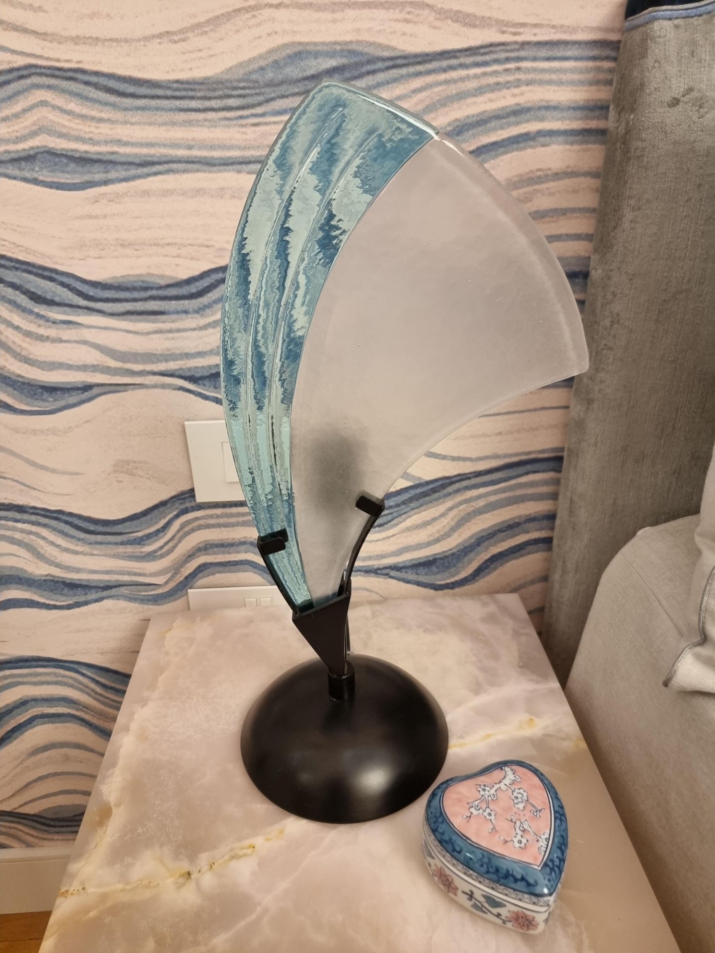 A Pair Of Art Deco Style Opaline Murano Glass Fin Table Lamps. These Stunning Pieces Feature A Metal - Image 2 of 4