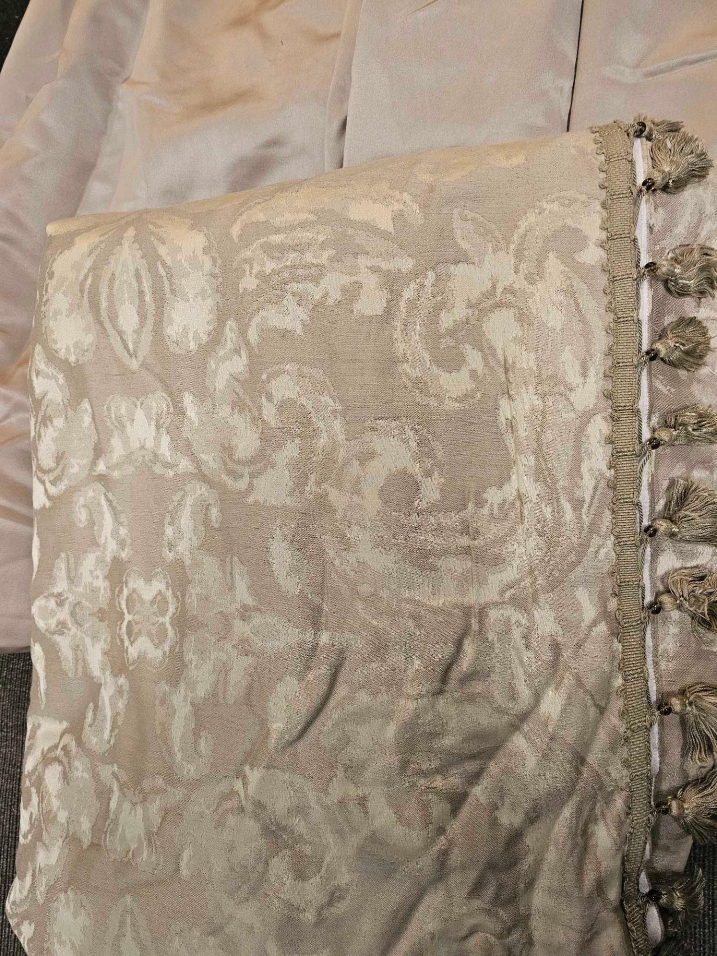 A Pair of Champagne Silk Drapes With Champagne And Cream Pattern Jabots With Trim Edge 272 x 240 ( - Bild 4 aus 6