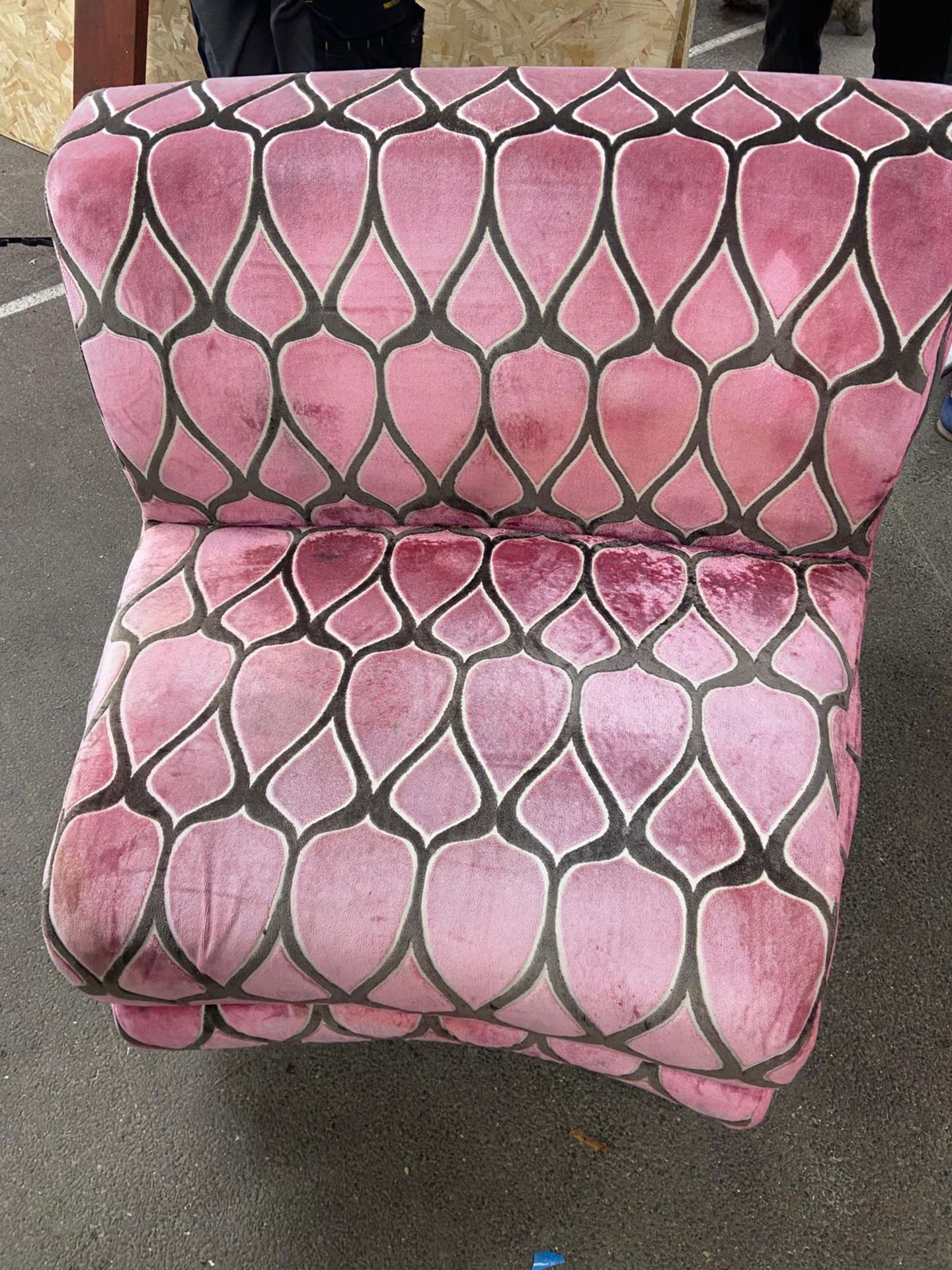 4x Lounge Seat Sofa Single Seater Upholstered In Velvet Pink And Black 830mm x 750mm x 480mm - Image 3 of 7