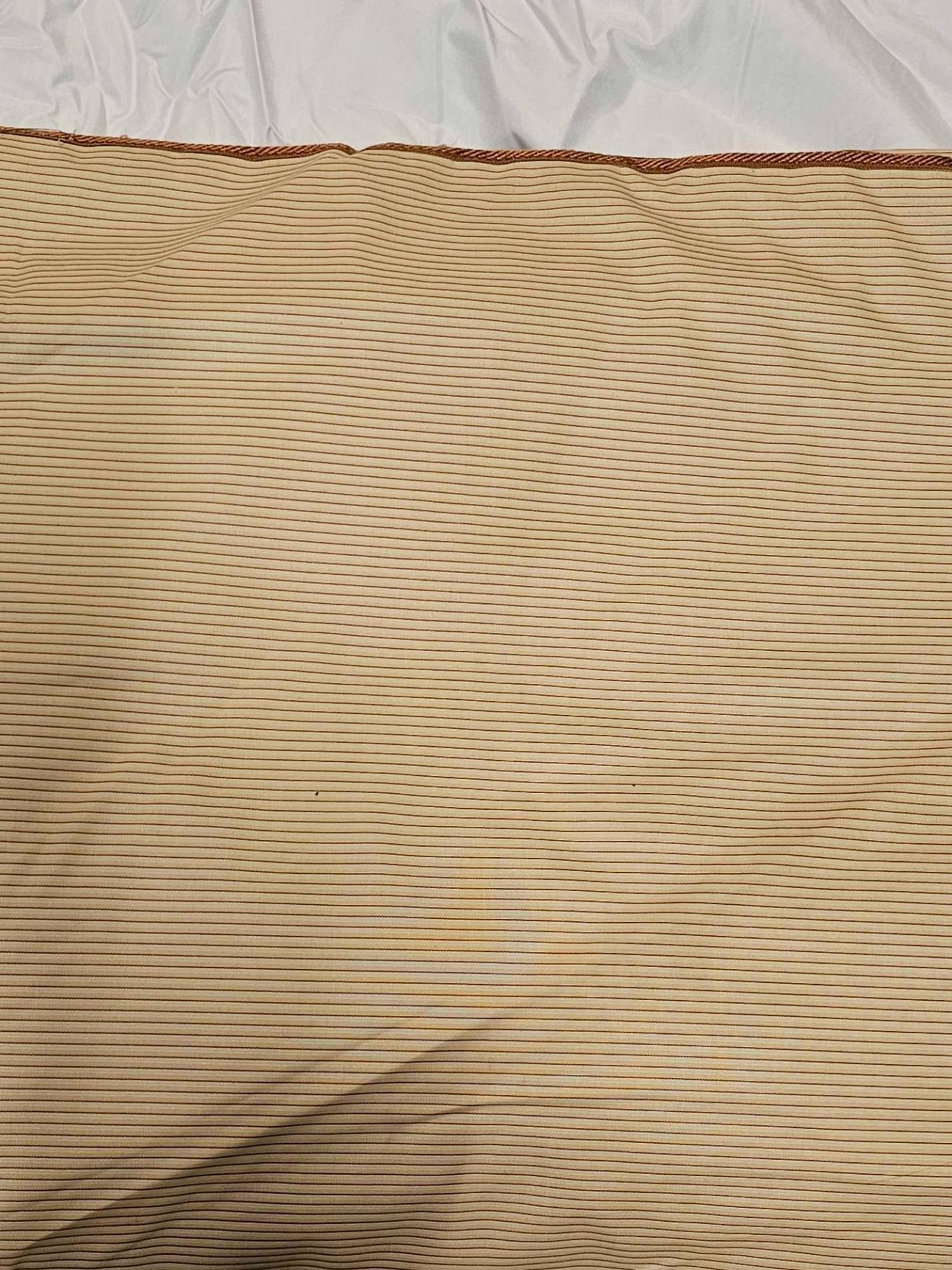 A Pair of White Silk Drapes With Gold Pinstripe Jabots With Edge Trim 230 x 260 (Ref : Dorch D215) - Bild 4 aus 5