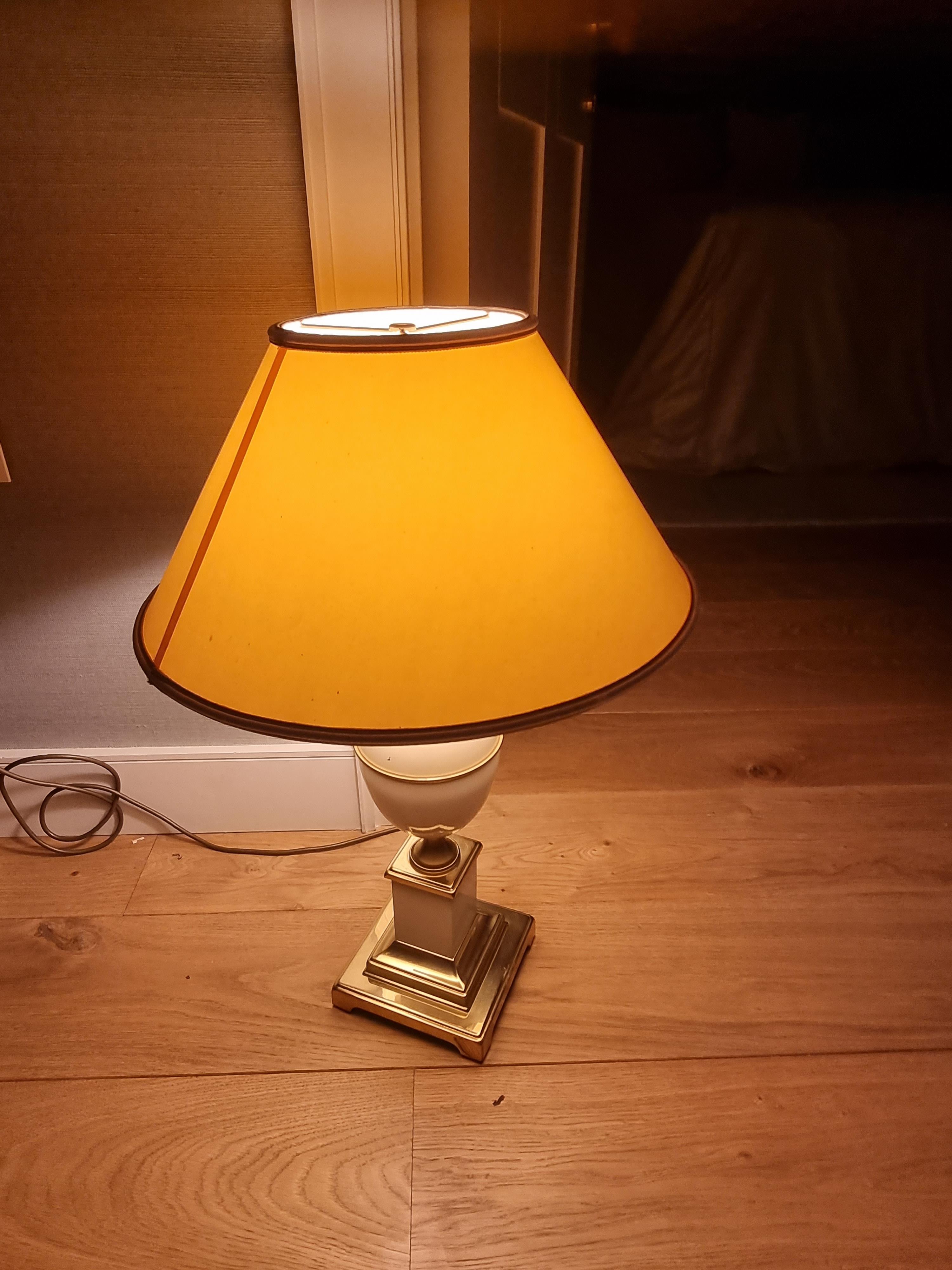Hollywood Regency Style Egg Enamelled & Brass Table Lamp With Shade. This Stunning Lamp Features A - Image 4 of 4
