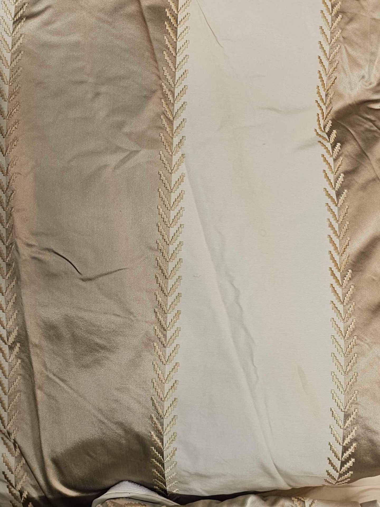 A Pair of Silk Cream Drapes With Jabots In Gold And Cream Chevron Pattern All Fully Lined 250 x - Image 5 of 6