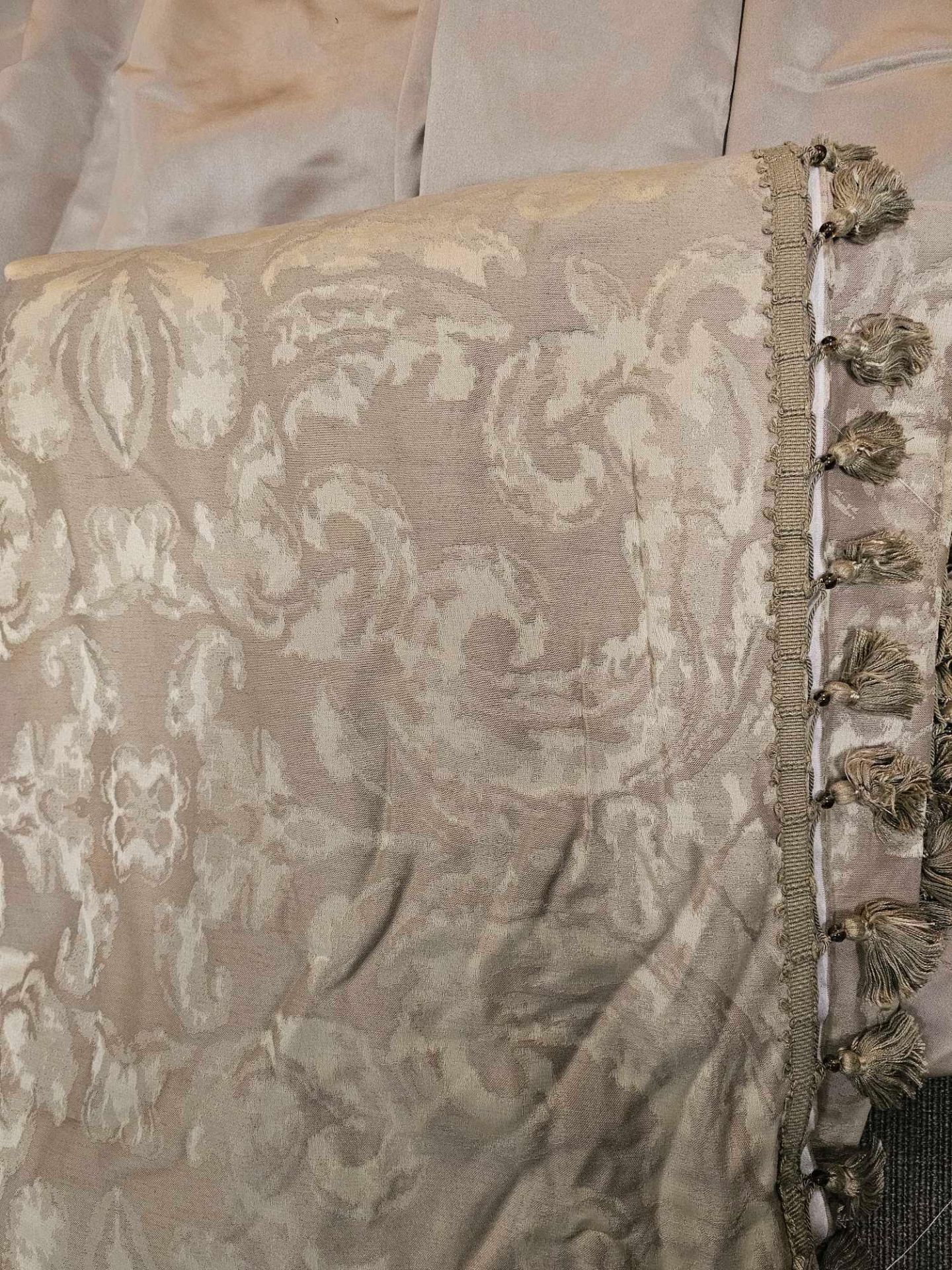 A Pair of Champagne Silk Drapes With Champagne And Cream Pattern Jabots With Trim Edge 272 x 240 ( - Bild 5 aus 6