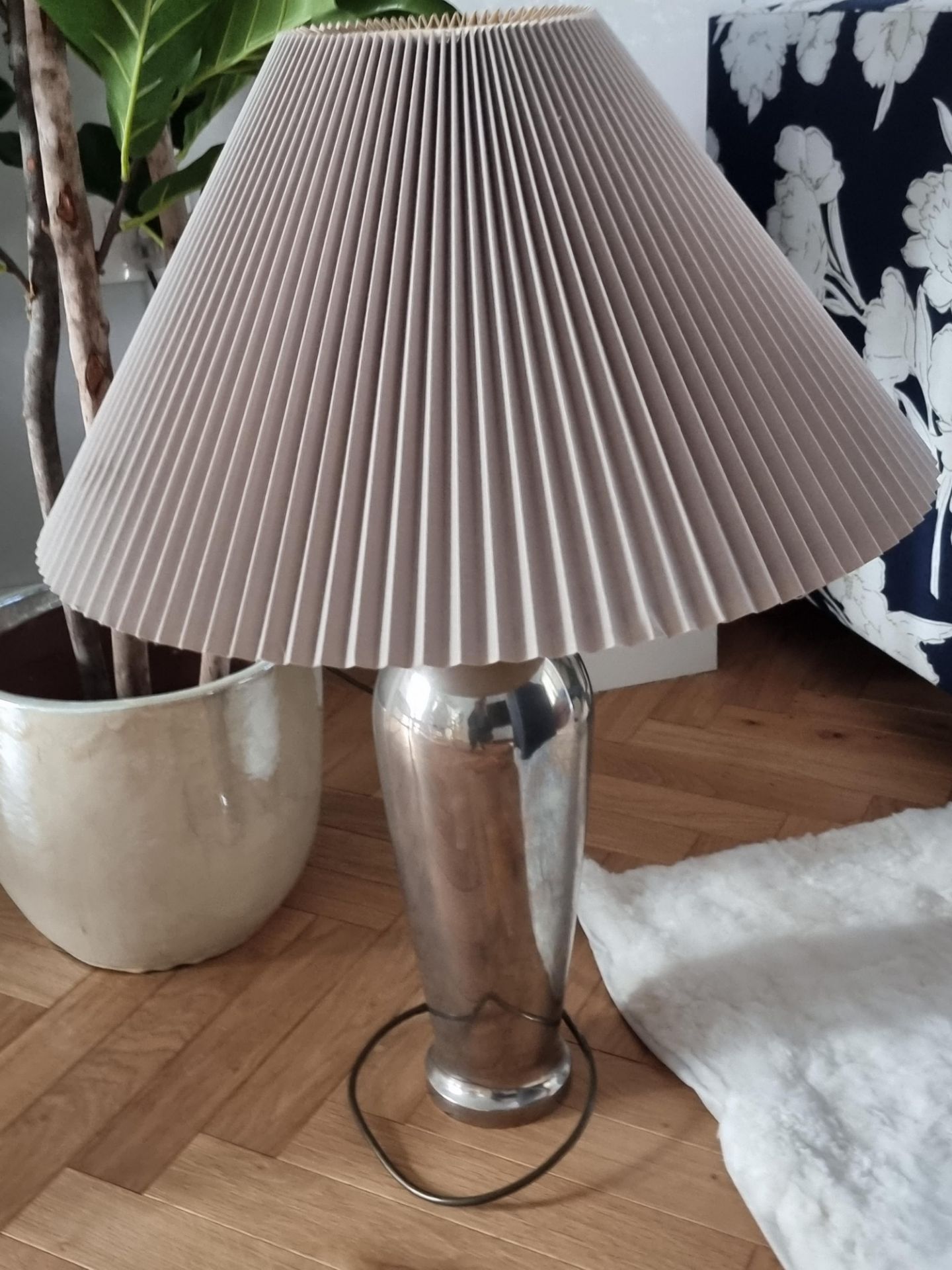 A Pair Of Chrome Table Lamps With Knife Pleat Hardback Shades. These Lamps Boast A Stunningly Modern - Bild 2 aus 4