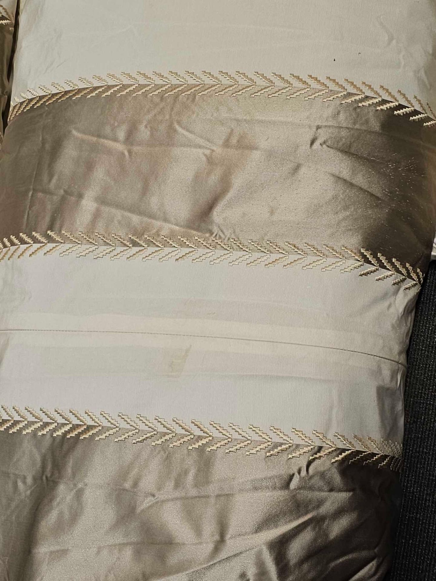A Pair of Silk Gold Drapes With Jabots In Gold And Cream Chevron Pattern All Fully Lined 250 x - Bild 4 aus 5