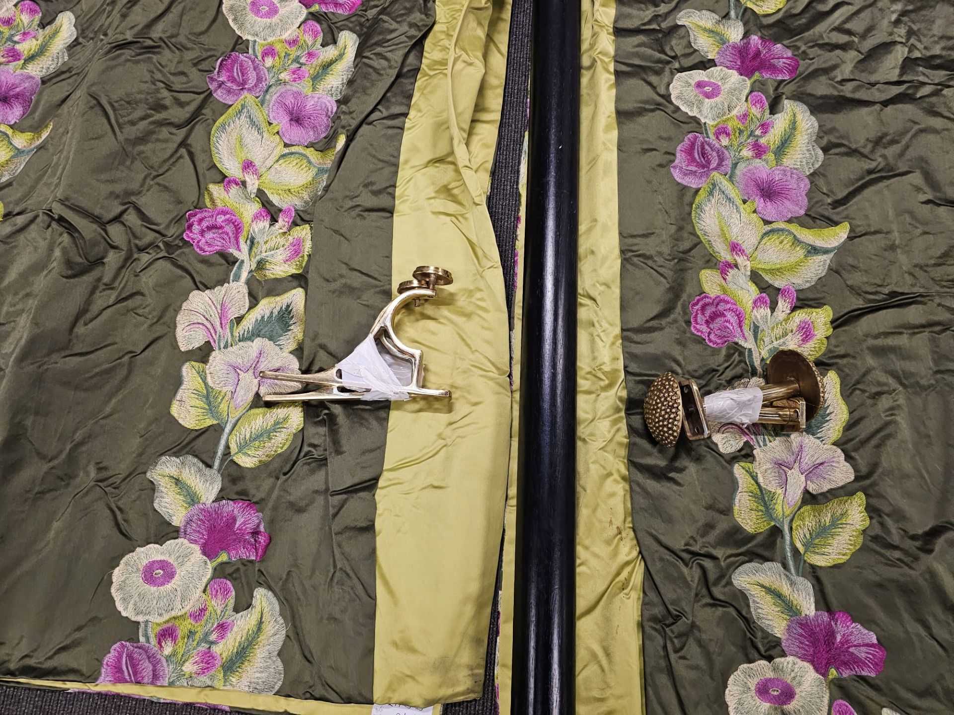 A pair of silk drapes green and pink floral pattern with wood curtain pole 176 x 280cm (Dorch 14) - Image 2 of 3