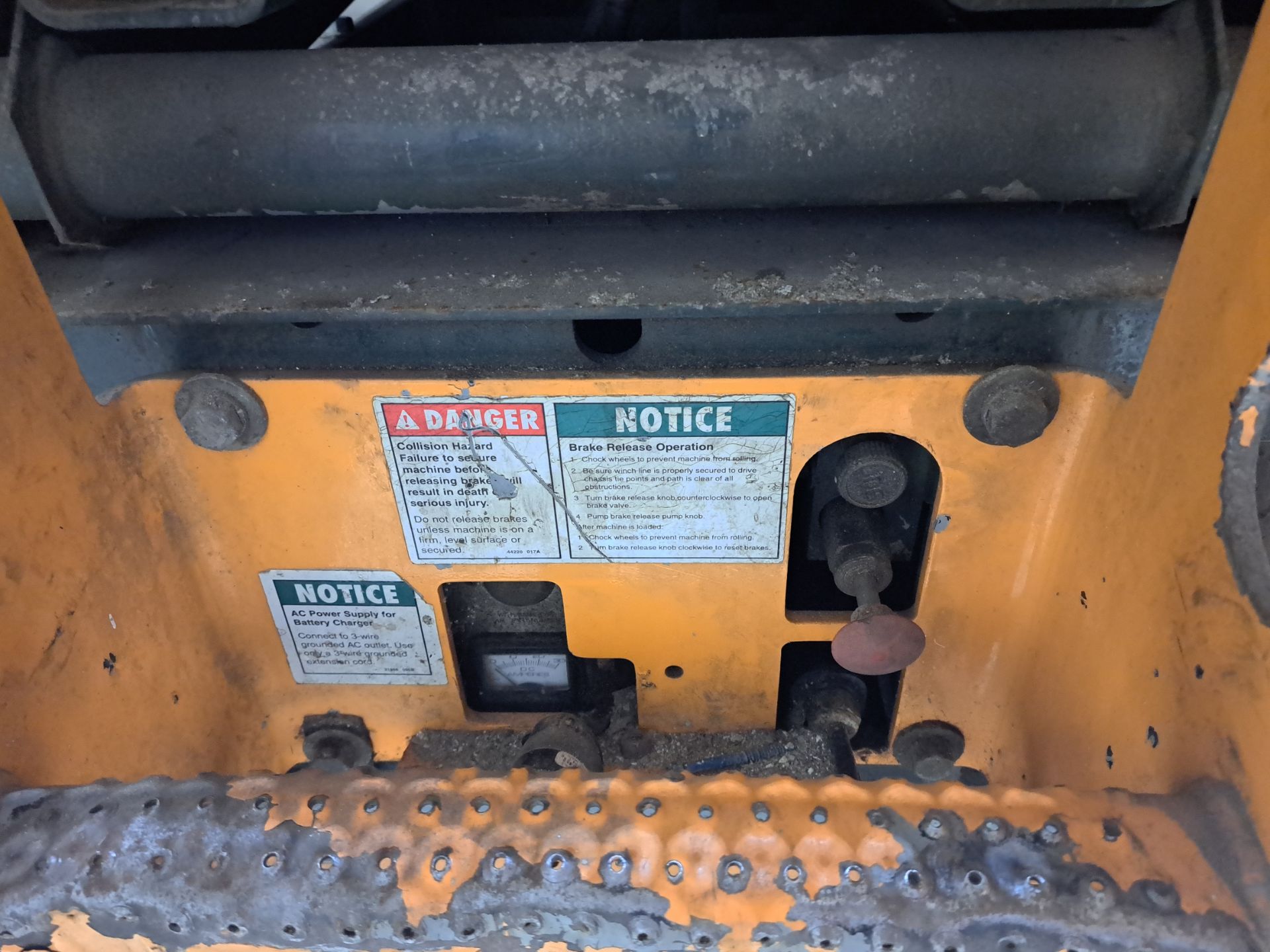 GENIE GS-1530 SCISSORS LIFT DOES NOT CHARGE NEEDS REPAIR. - Image 2 of 6