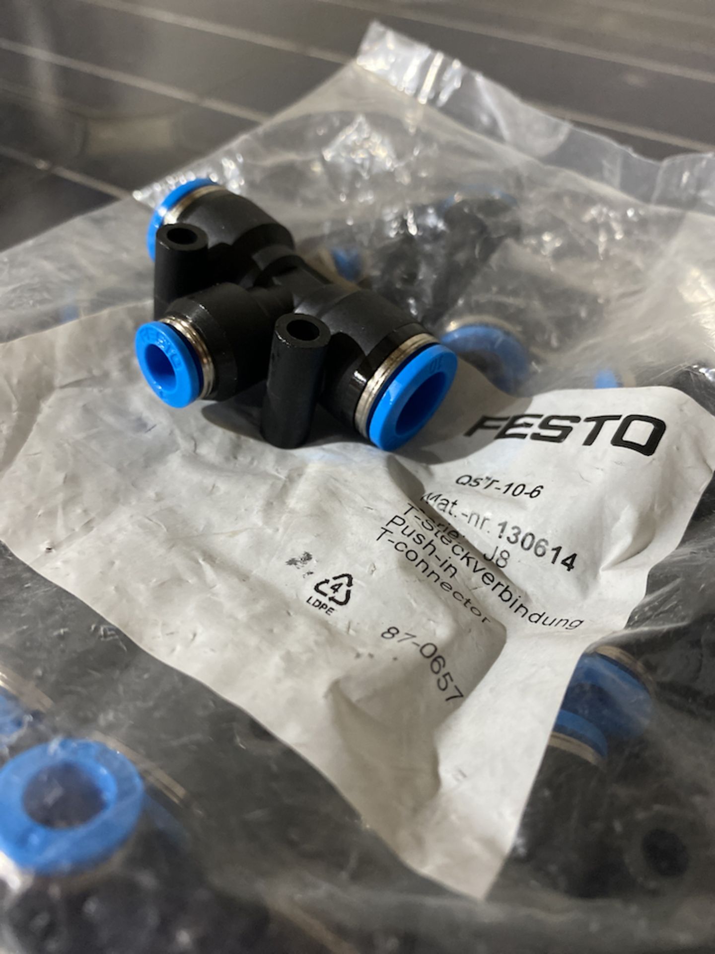 LOT OF 20 NEW FESTO QST-10-6 10MM TO 6MM PUSH FIT T-CONNECTORS - Image 2 of 3