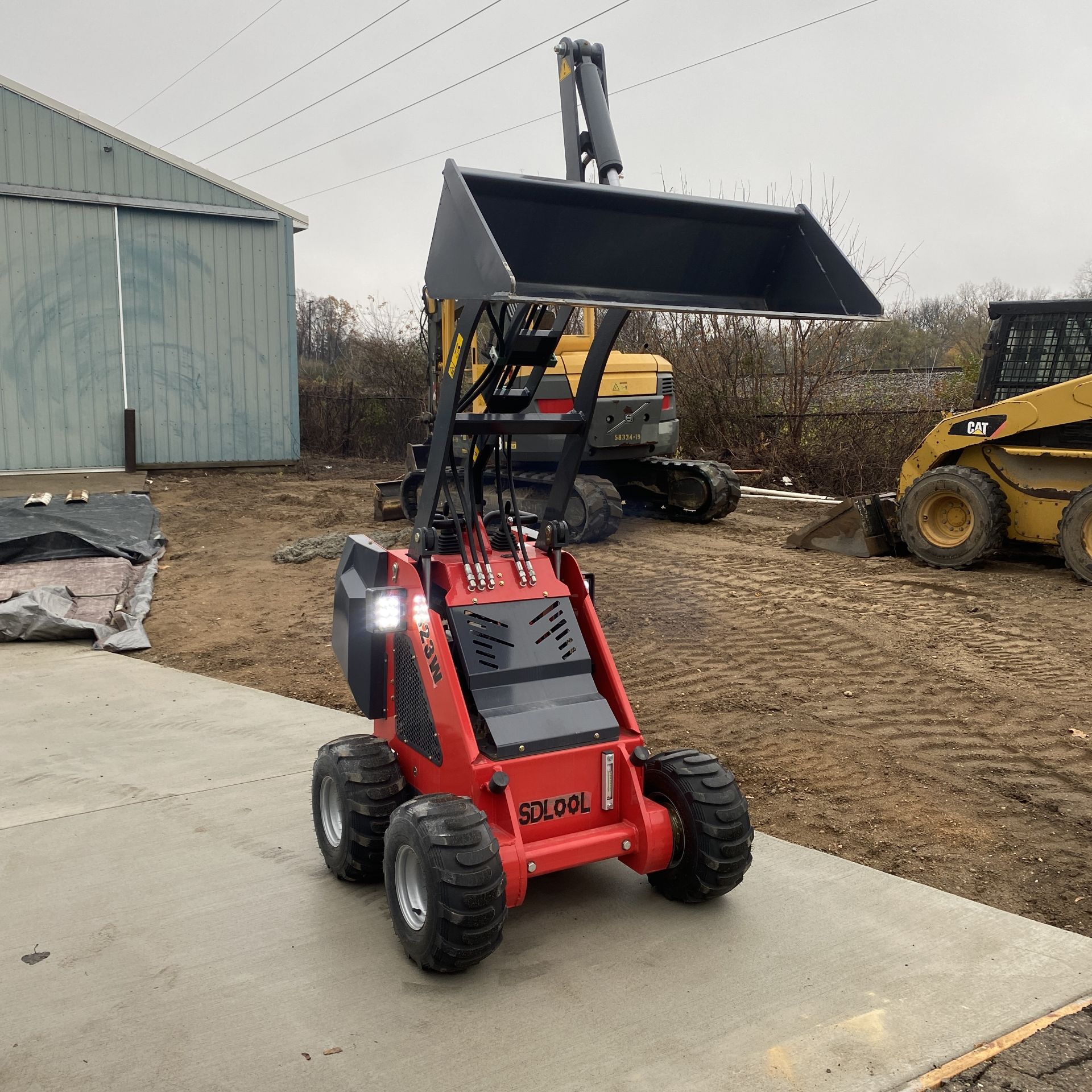 NEW SDLOO 323W SKID STEER LOADER WITH B & S 13.5HP XR ENGINE - Image 5 of 6