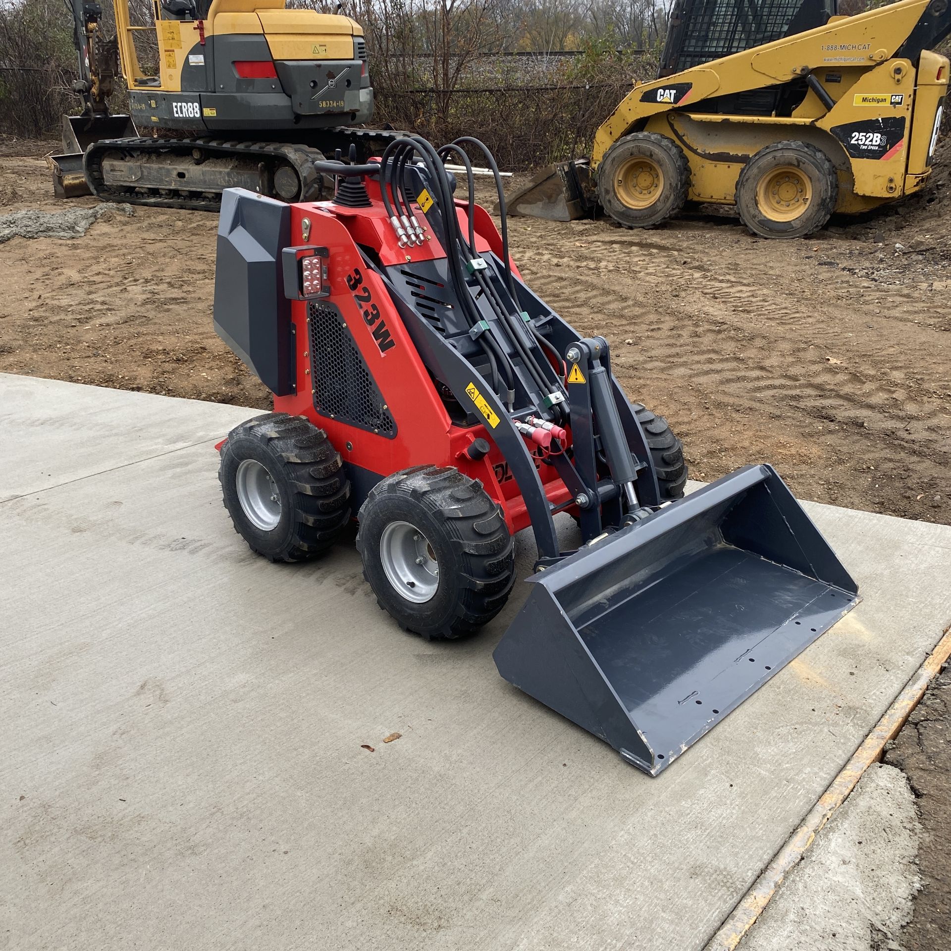 NEW SDLOO 323W SKID STEER LOADER WITH B & S 13.5HP XR ENGINE