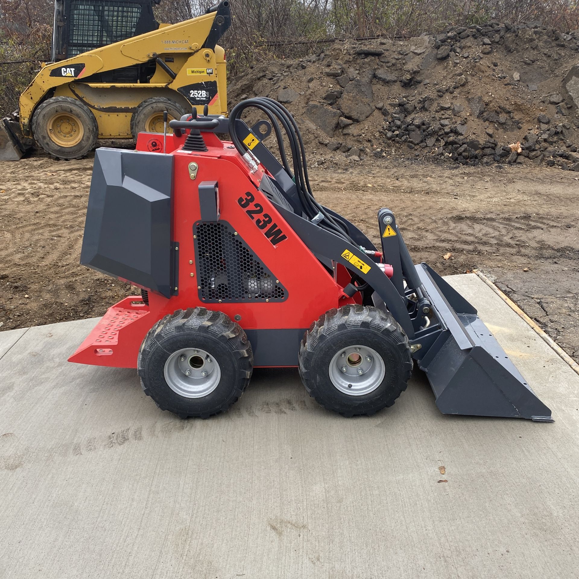 NEW SDLOO 323W SKID STEER LOADER WITH B & S 13.5HP XR ENGINE - Image 2 of 6
