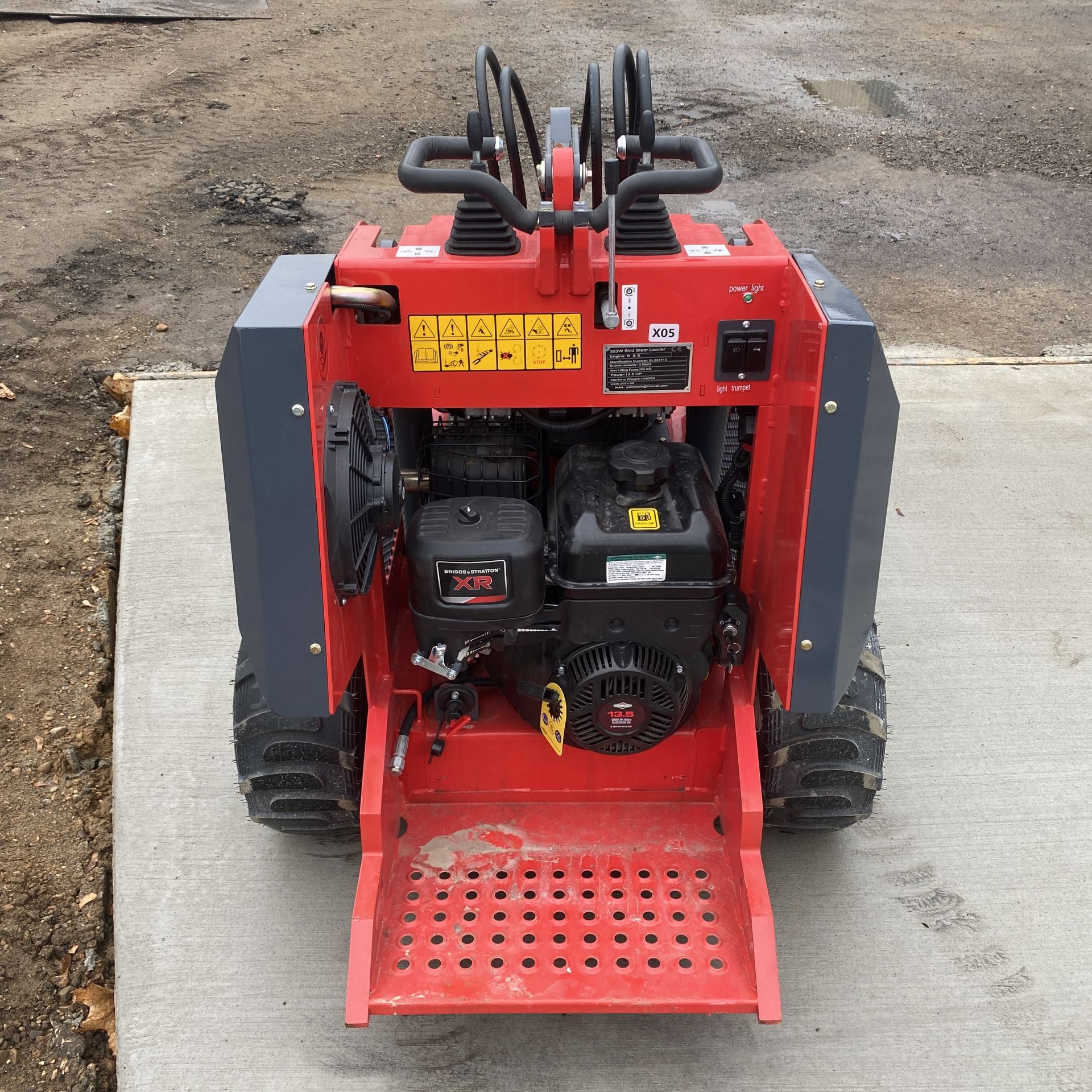 NEW SDLOO 323W SKID STEER LOADER WITH B & S 13.5HP XR ENGINE - Image 4 of 6