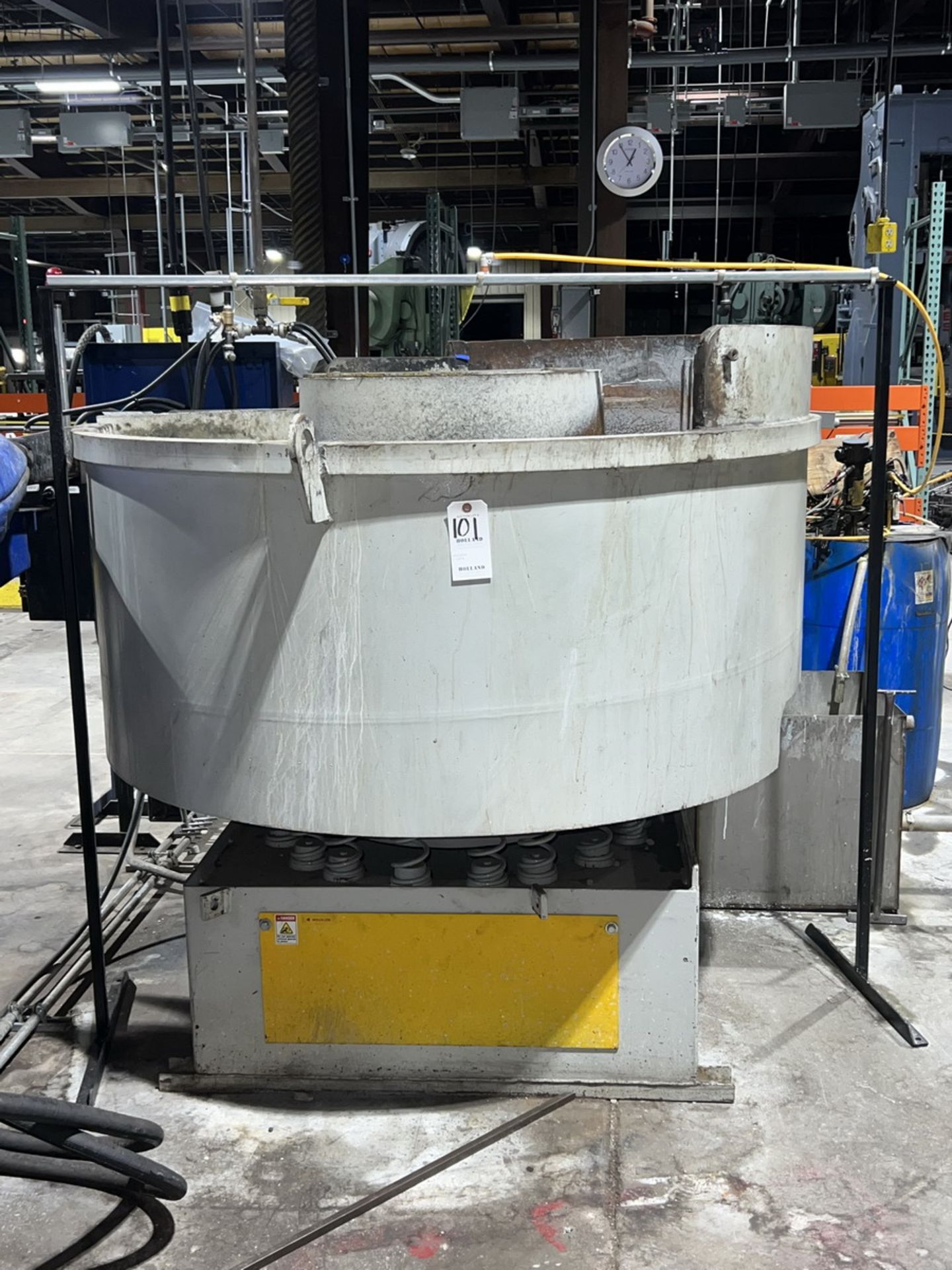 UltraMatic SVB15 60" Vibratory Finishing Bowl