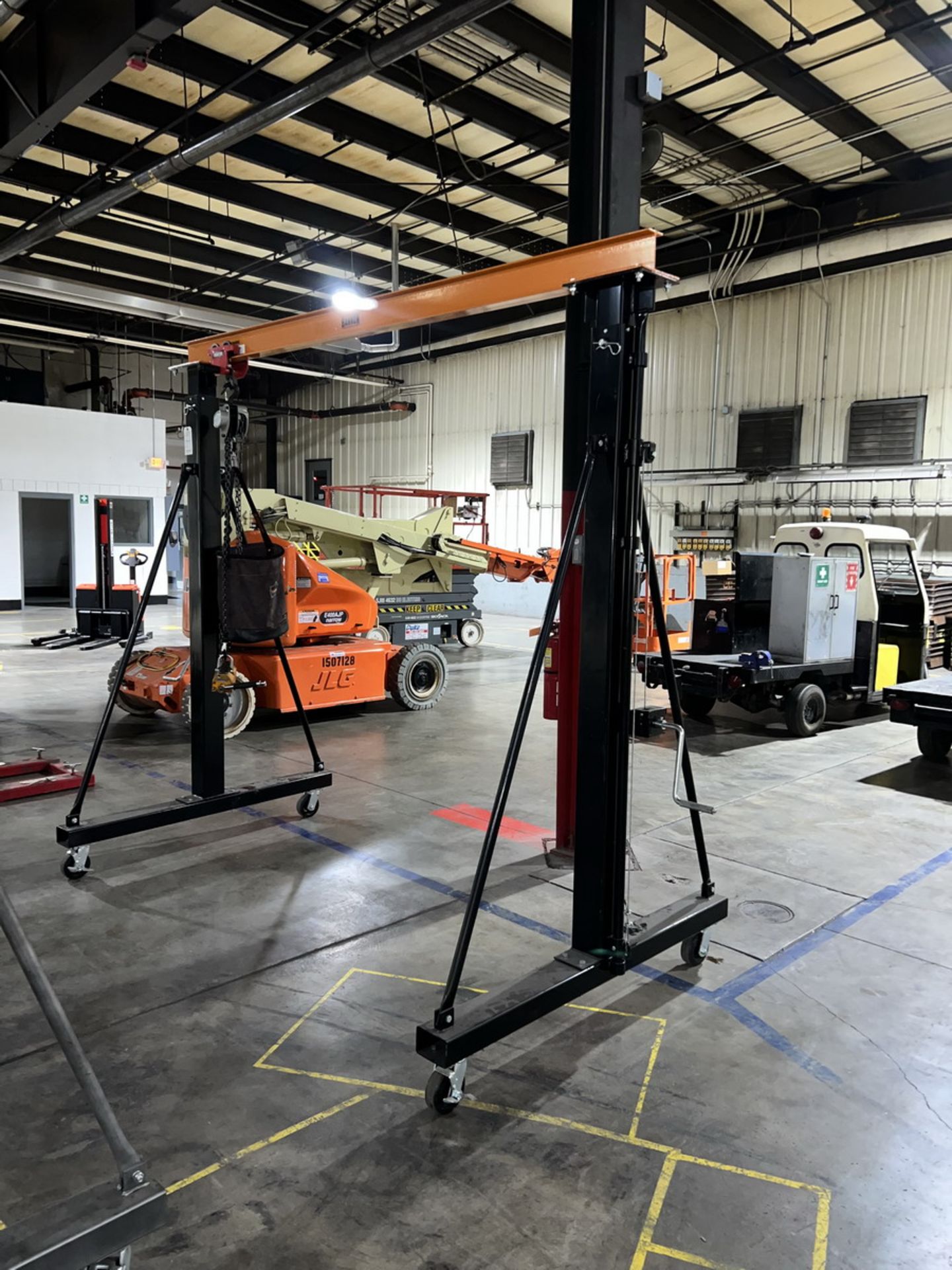 Bannon Item No. 57023 2,000Lb. Telescoping Mobile Gantry Crane - Image 2 of 9