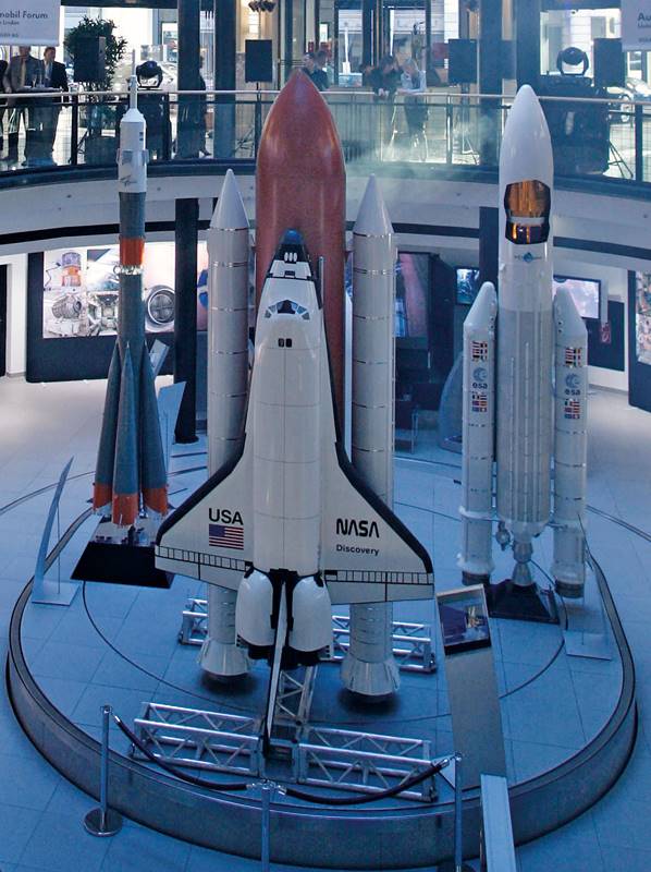 Space Shuttle Model - Bild 2 aus 59