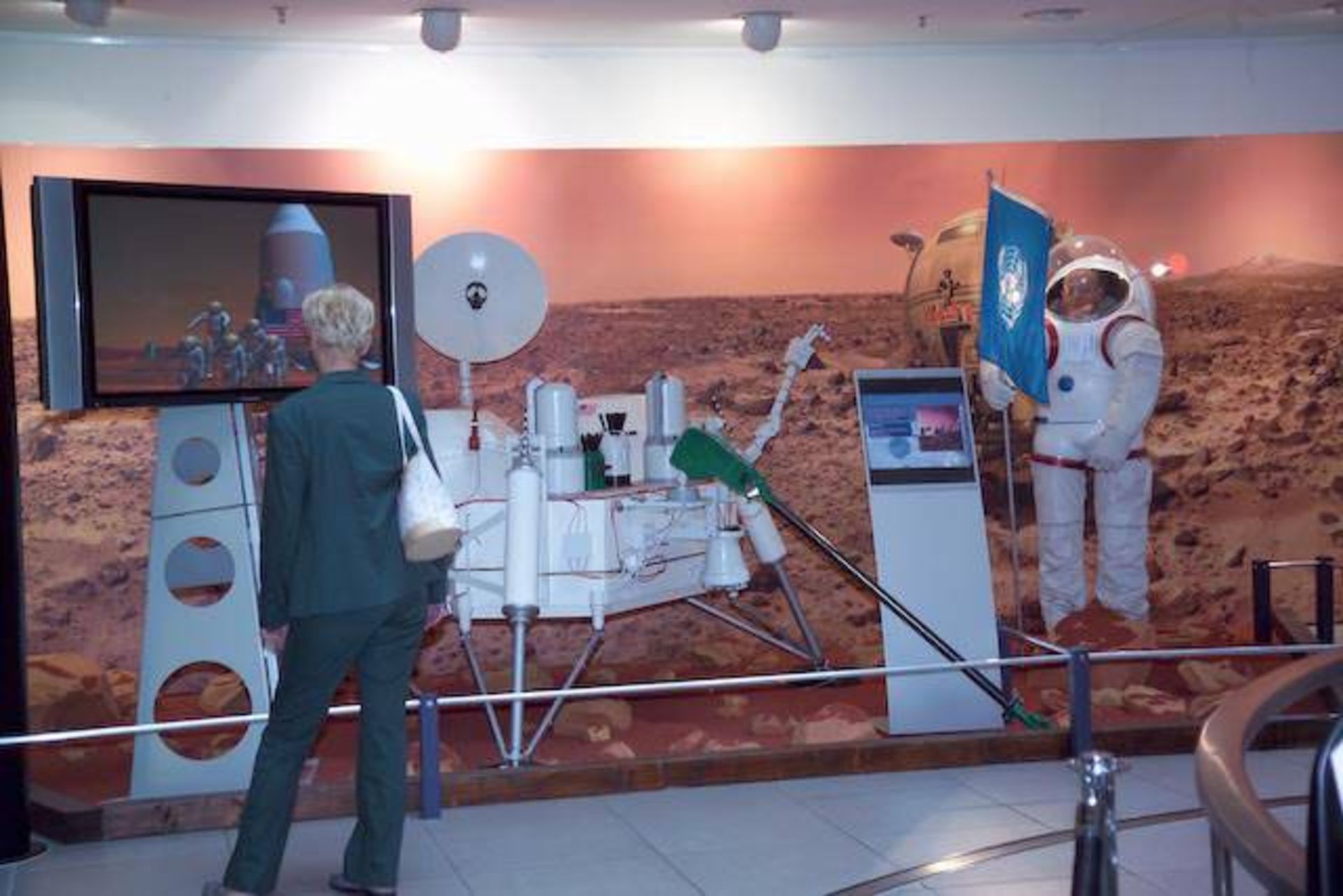 Viking Lander model with astronaut - Bild 2 aus 37