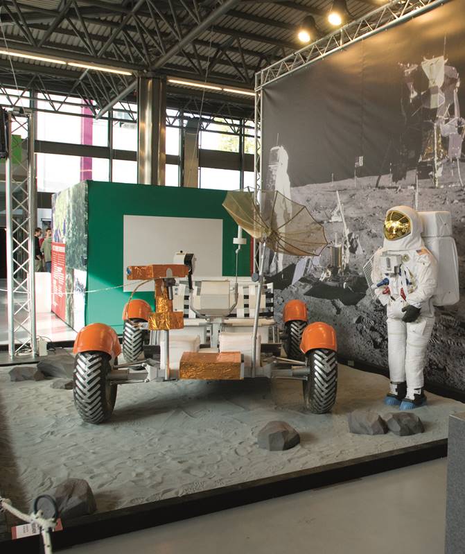 Luna Rover Model - Bild 3 aus 15