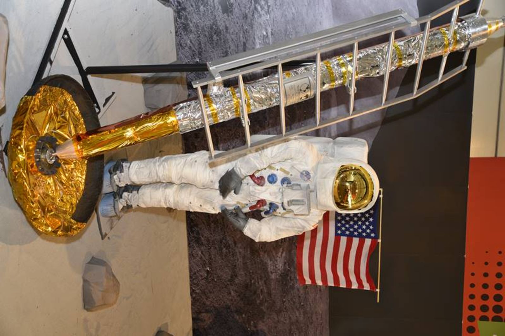 Apollo landing gear model - Bild 3 aus 4