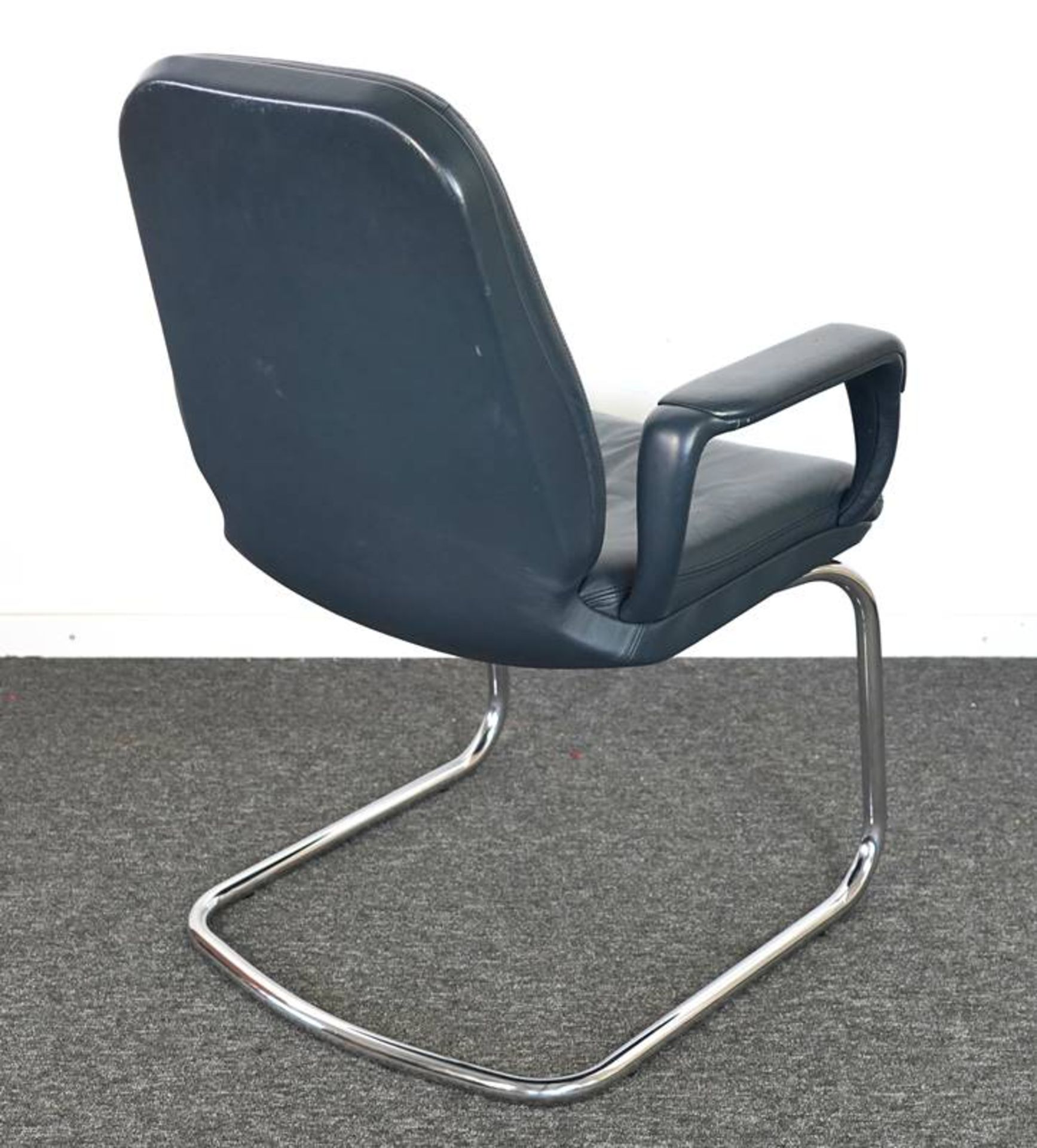 Design cantilever chair - Image 3 of 5