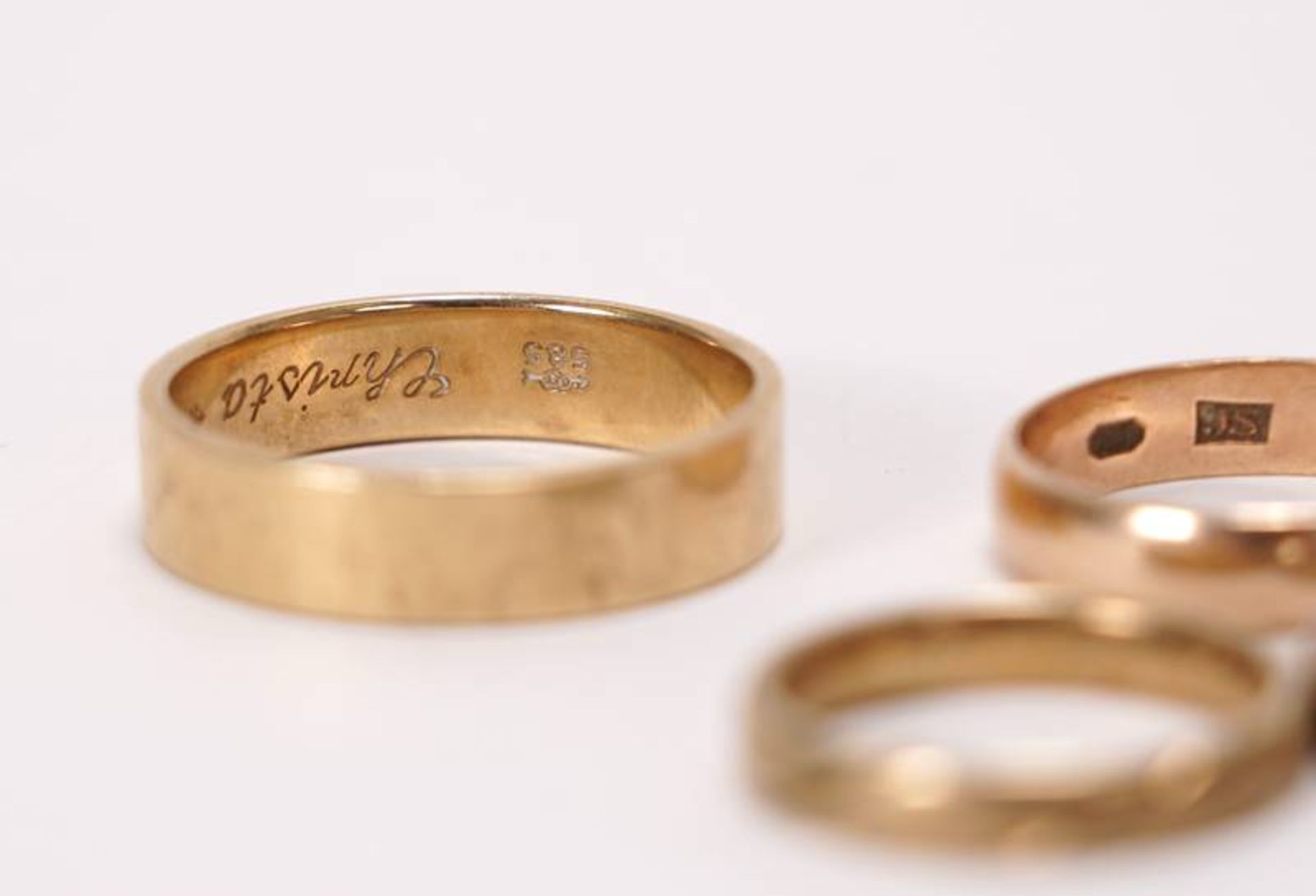Convolute of wedding rings - Image 2 of 3