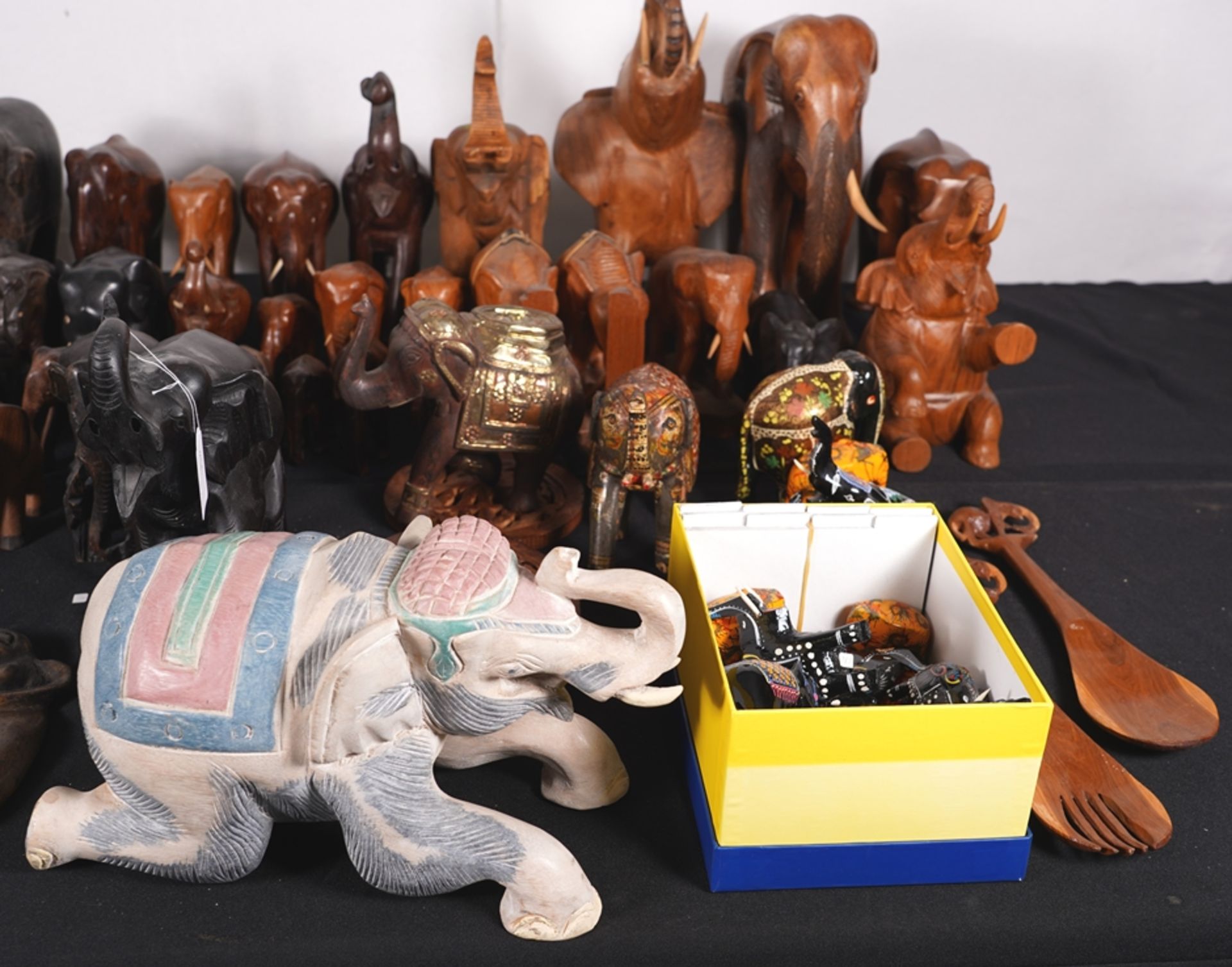 Mixed lot of wooden elephants - Image 3 of 4
