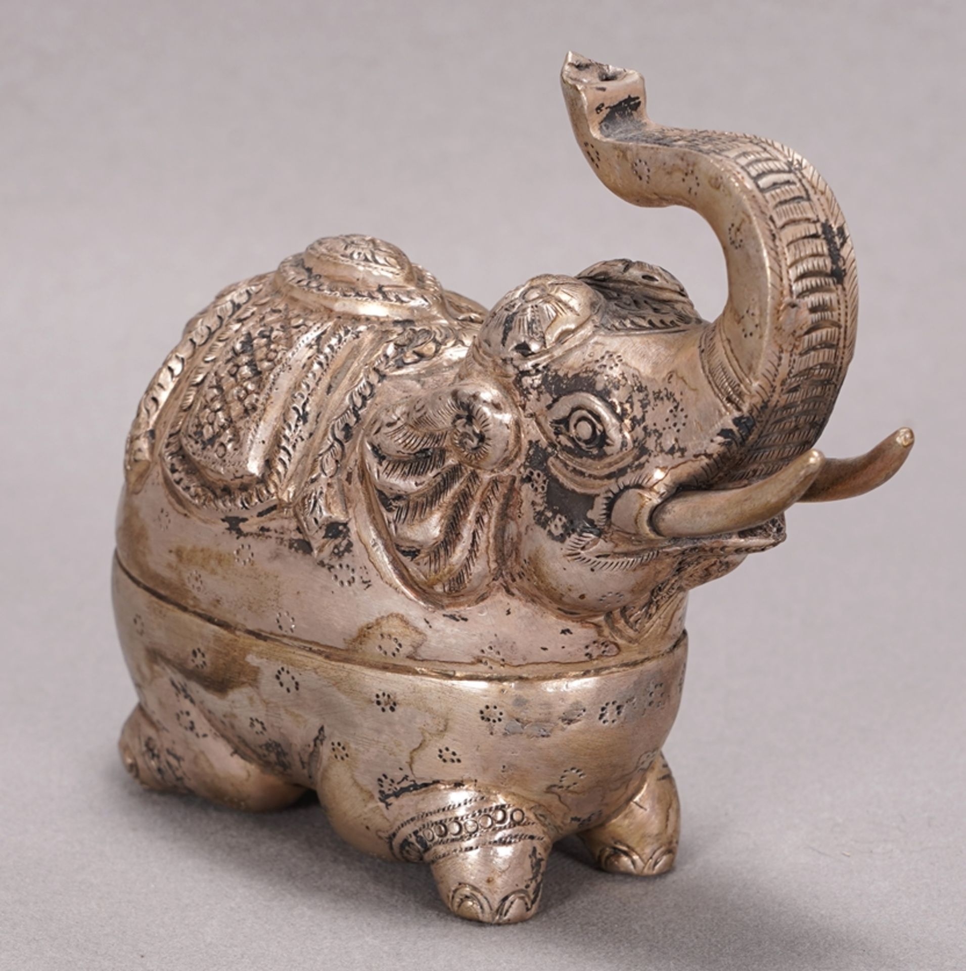 Lidded box elephant