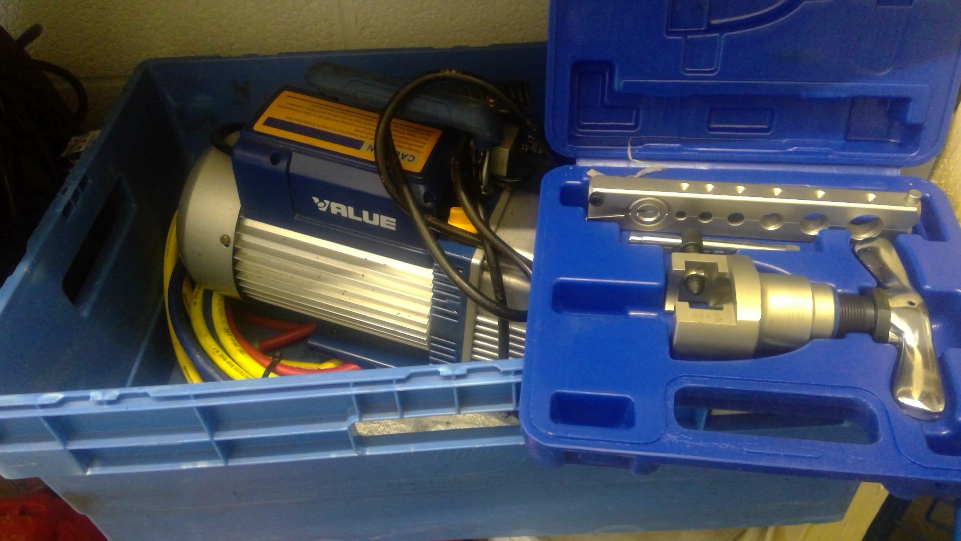 Value R32 Refrigerant vacuum pump complete with Flaring tool