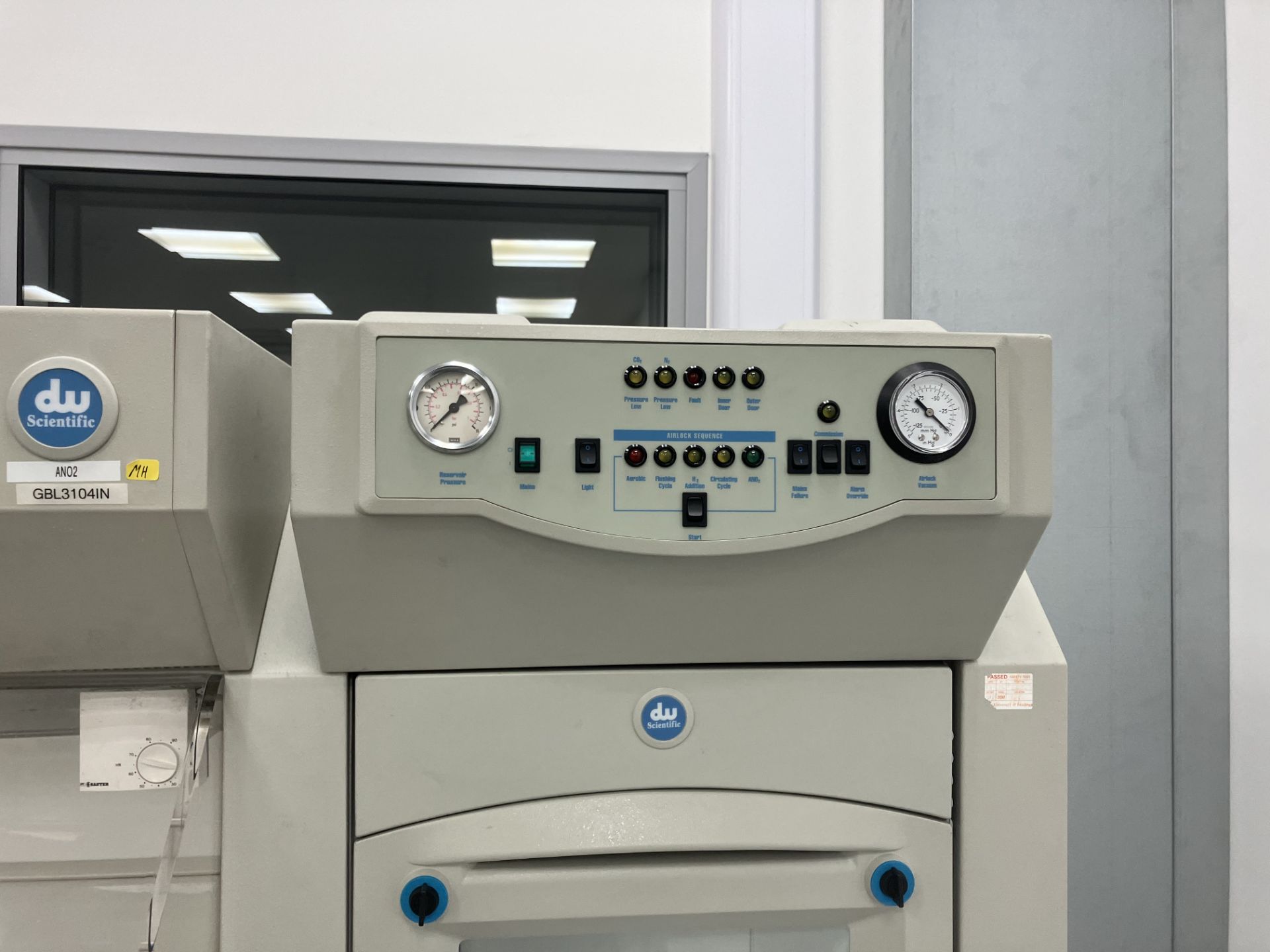 Macs MG-500 anaerobic workstation with AN02 fume cabinet - Image 4 of 4