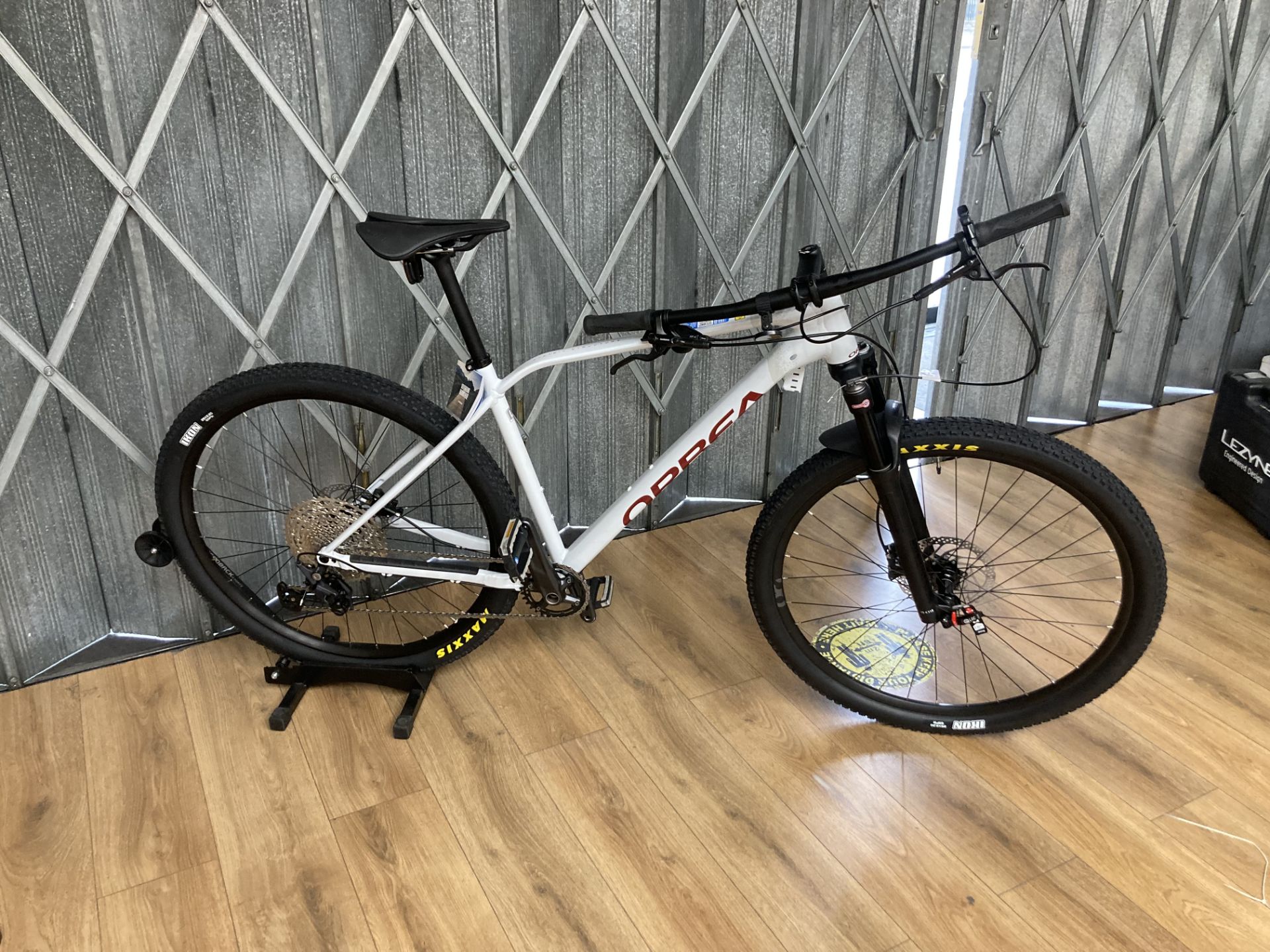 Orbea ALMA H20 2022 L, White Grey - Metallic Red (Gloss)