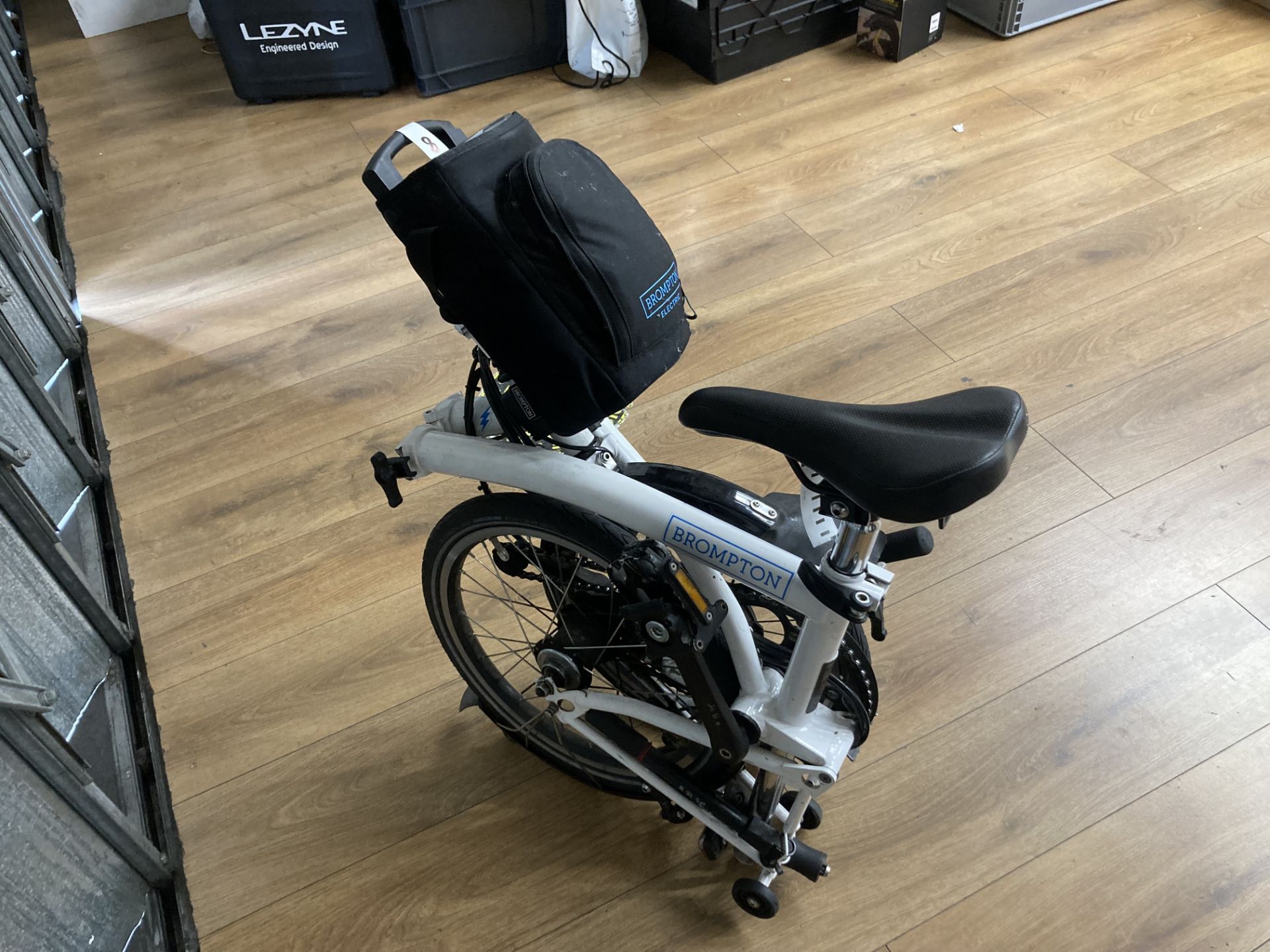 Brompton Electric 2018 DEMO - H - Type / 6 Speed / City Bag / Tele / White Demo bike - Image 4 of 4