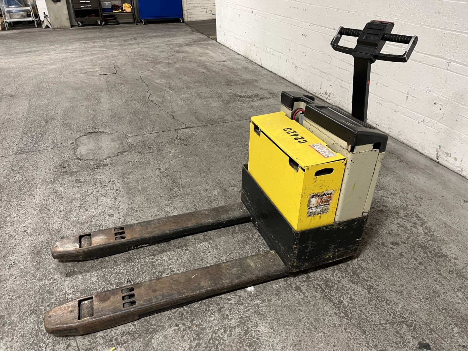 Crown electric pallet jack - Image 2 of 4