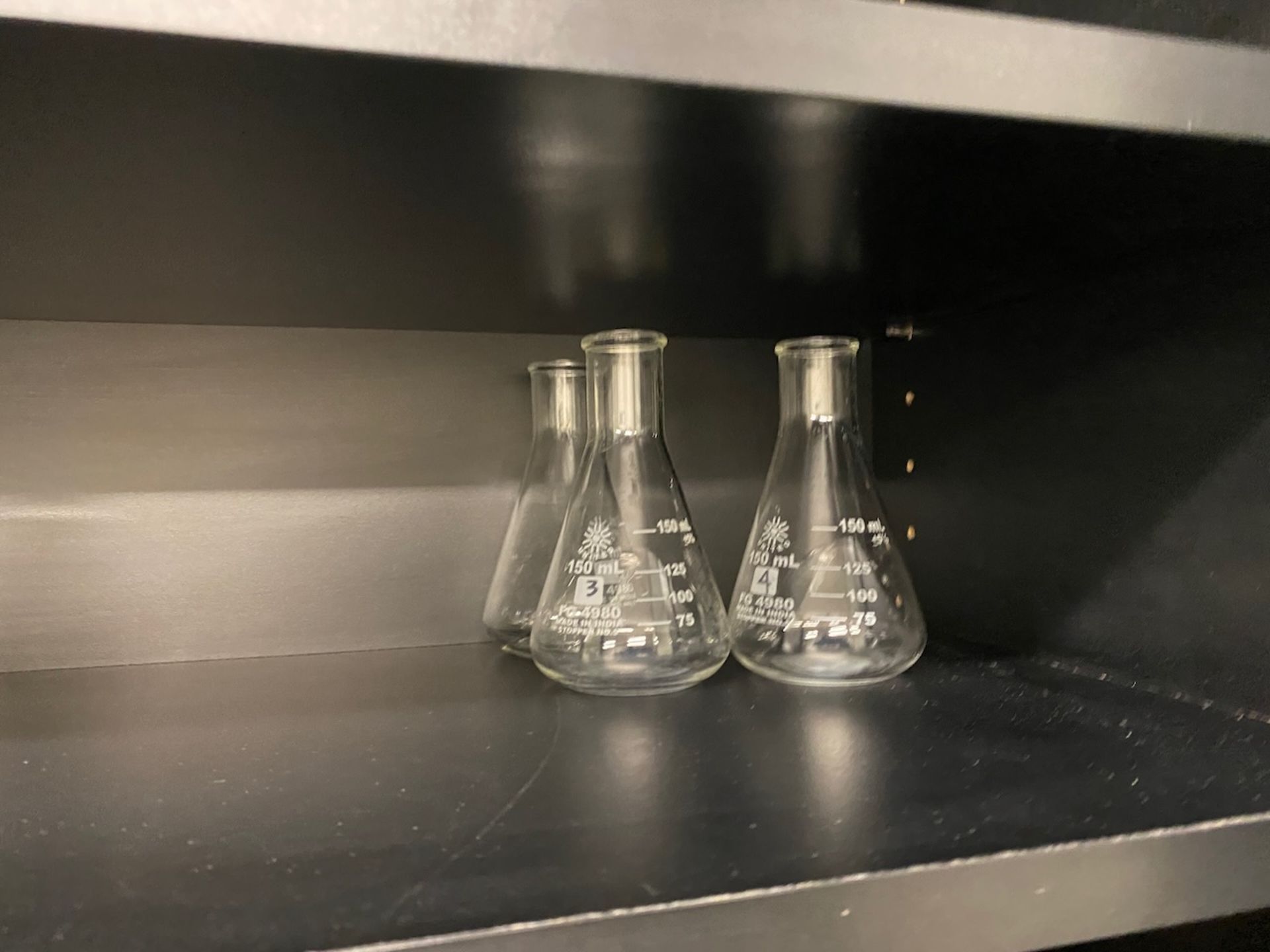 Lab Glassware - Image 7 of 9