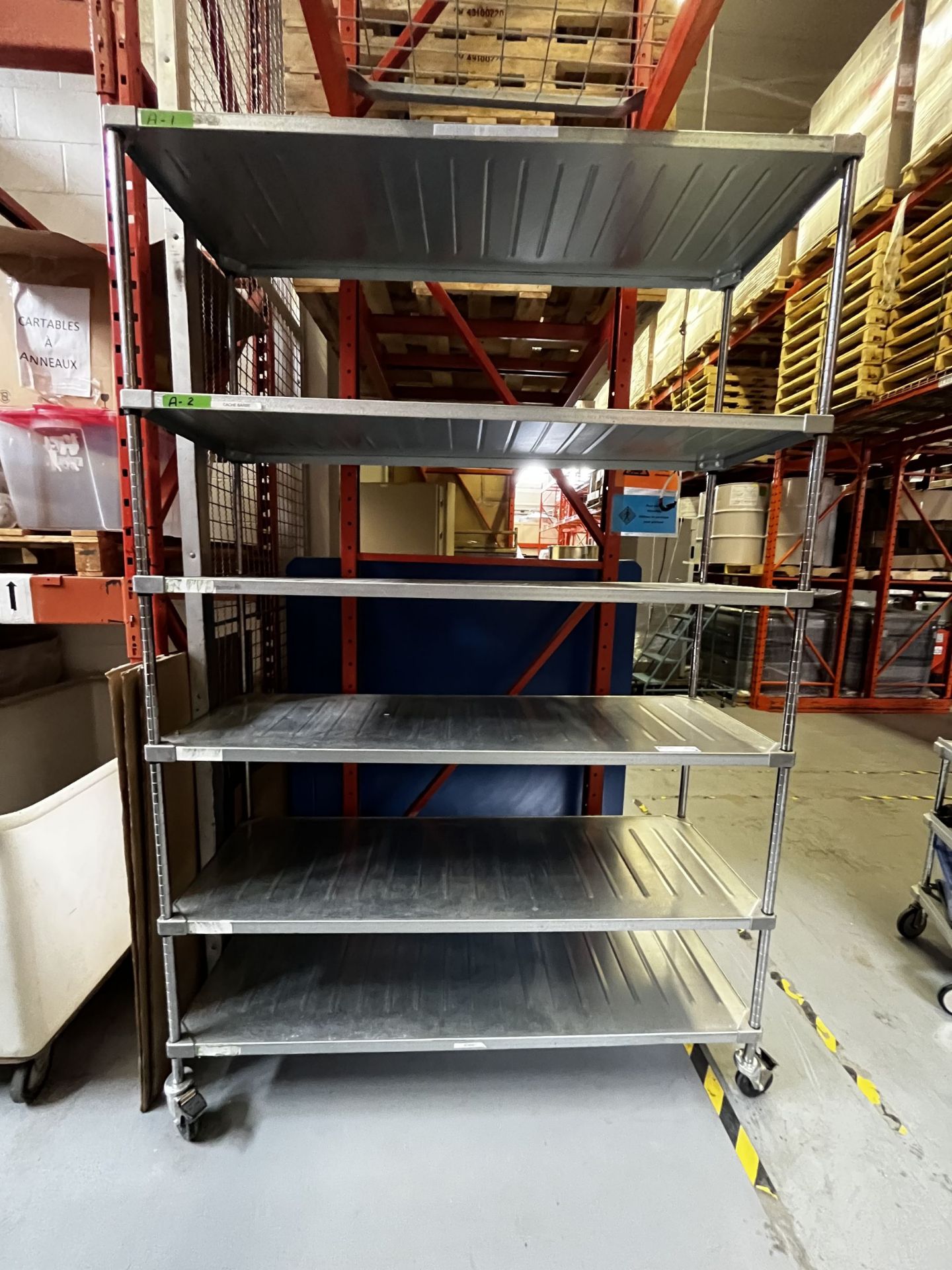 Shelf on wheels (Lot of 2)