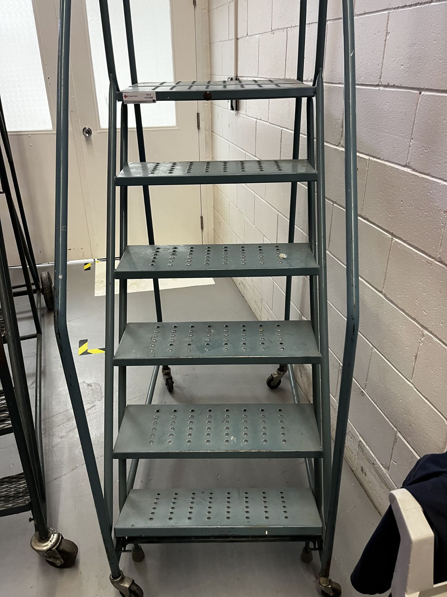 Rolling Safety ladder with 6 steps