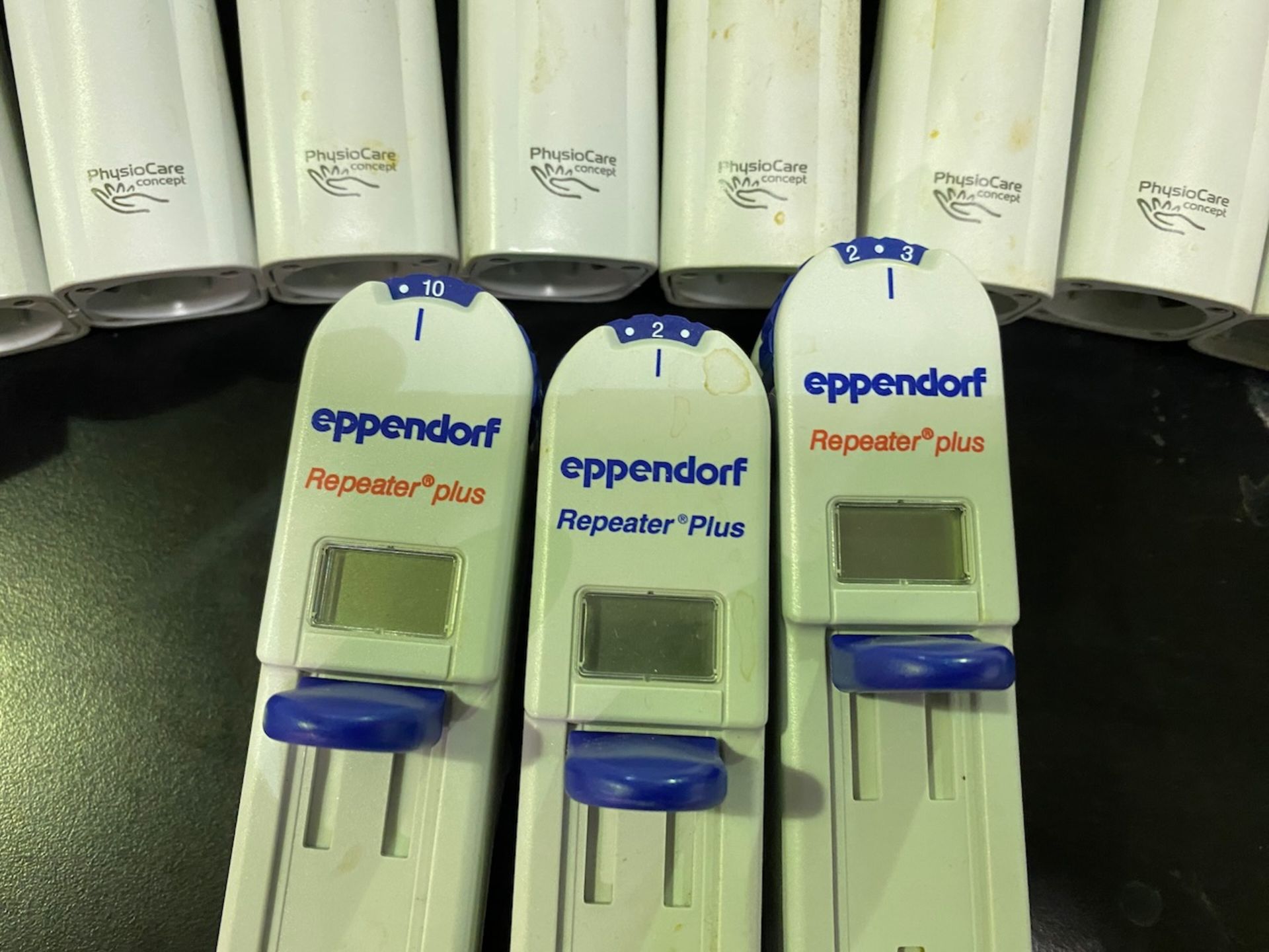 Seventeen Eppendorf repeater pipetters, models Stream and Repeater plus. {TAG: 1180095} - Image 2 of 7