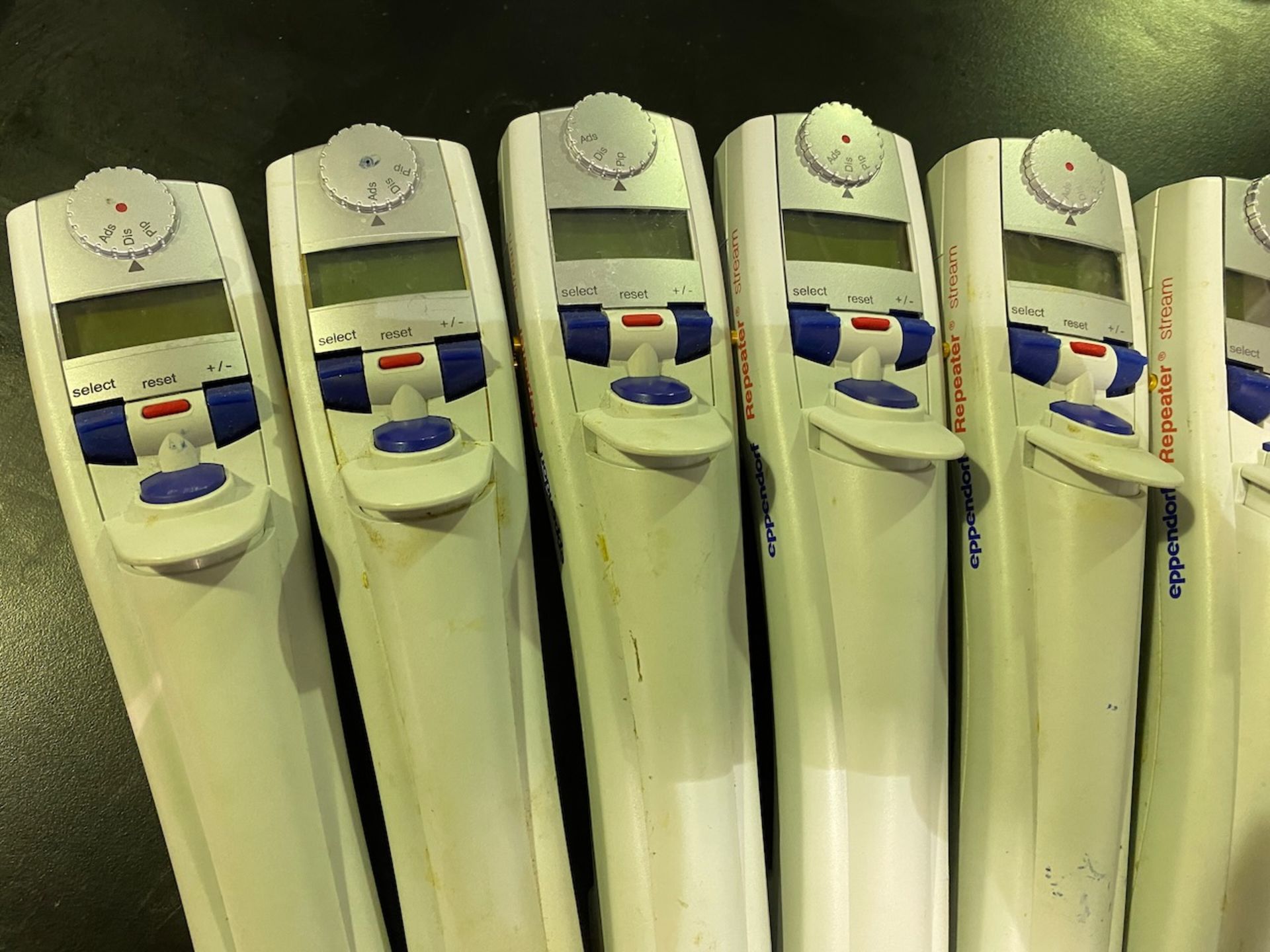 Seventeen Eppendorf repeater pipetters, models Stream and Repeater plus. {TAG: 1180095} - Image 4 of 7