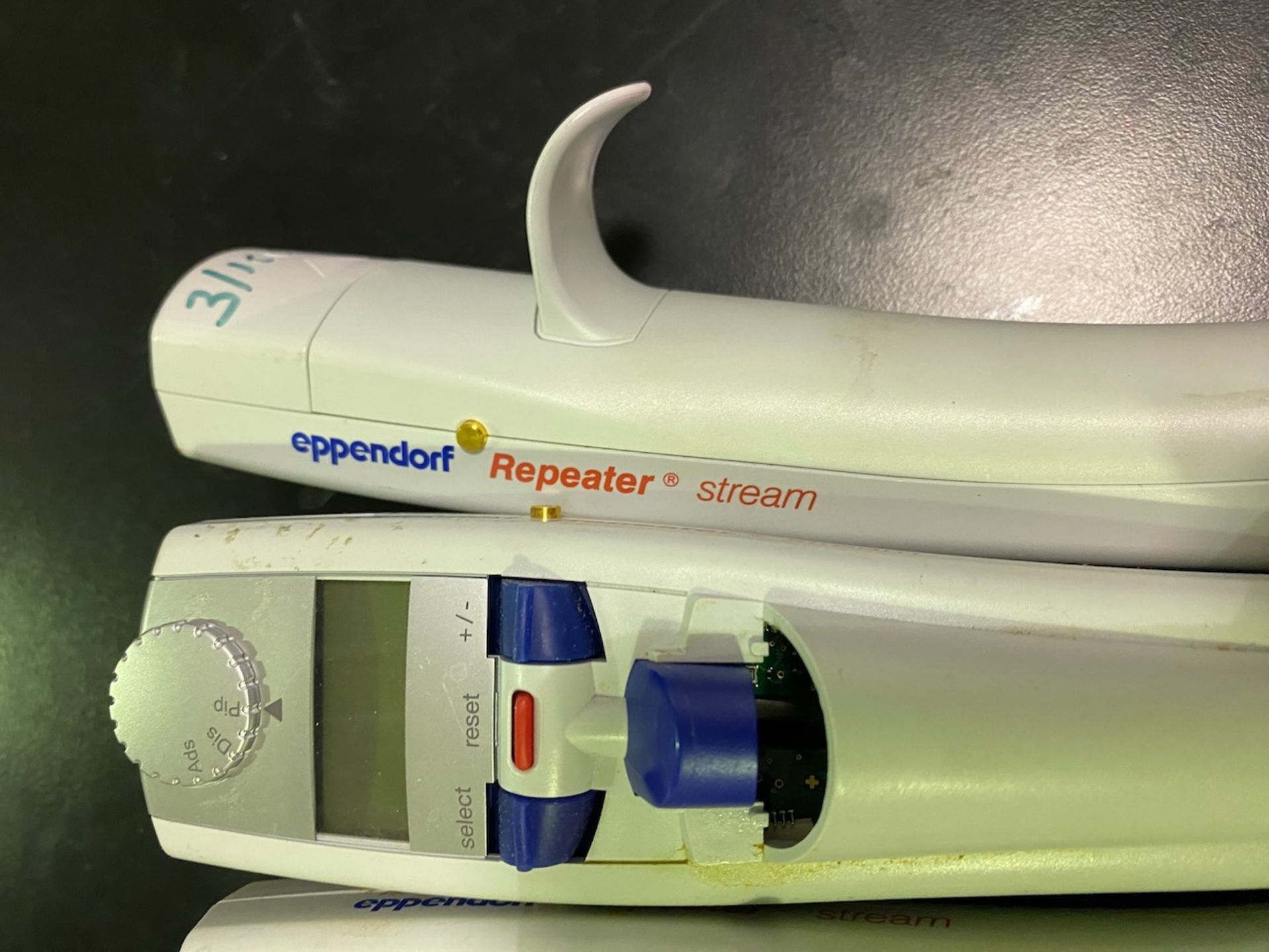 Seventeen Eppendorf repeater pipetters, models Stream and Repeater plus. {TAG: 1180095} - Image 7 of 7