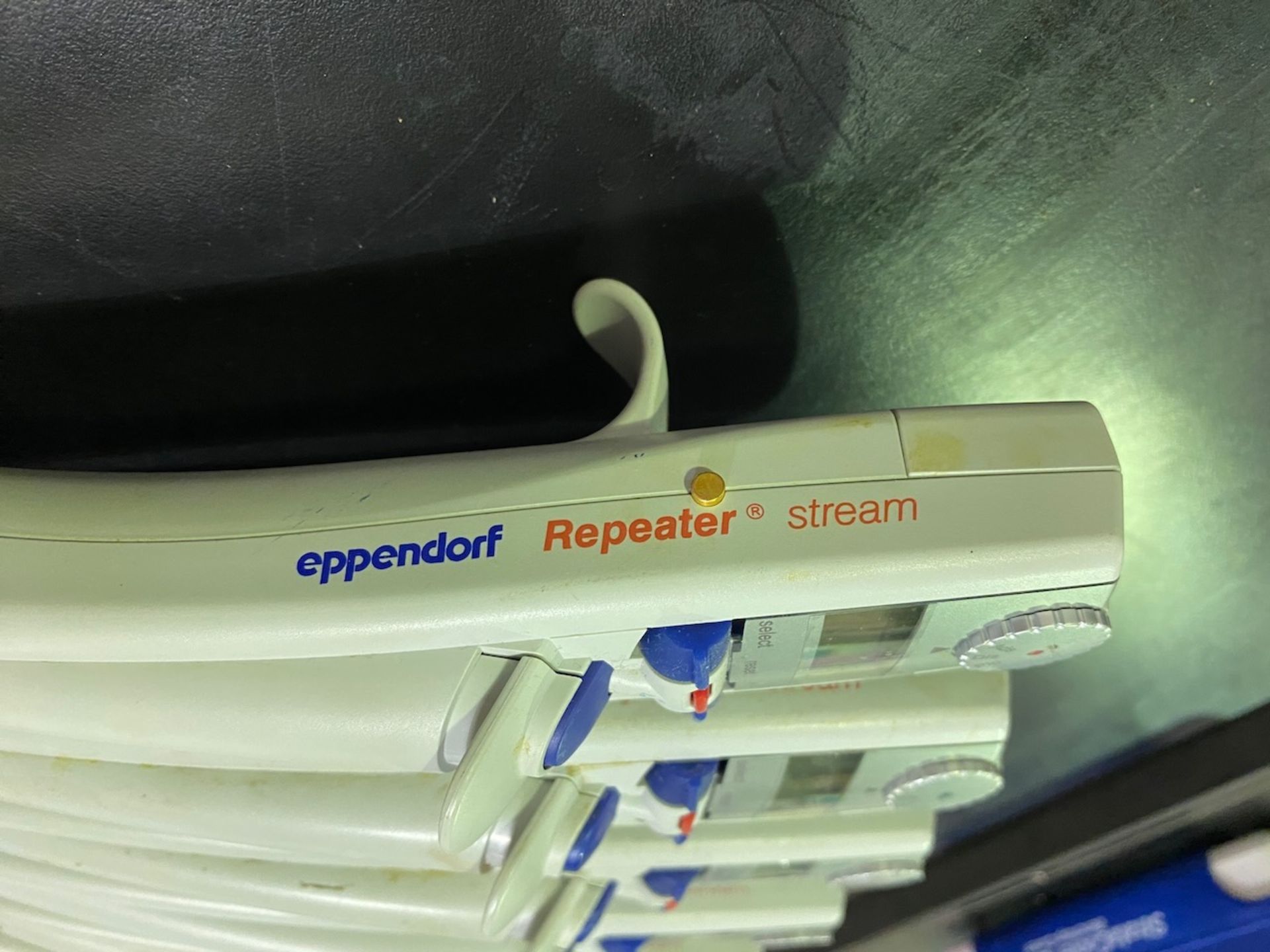 Seventeen Eppendorf repeater pipetters, models Stream and Repeater plus. {TAG: 1180095} - Image 3 of 7