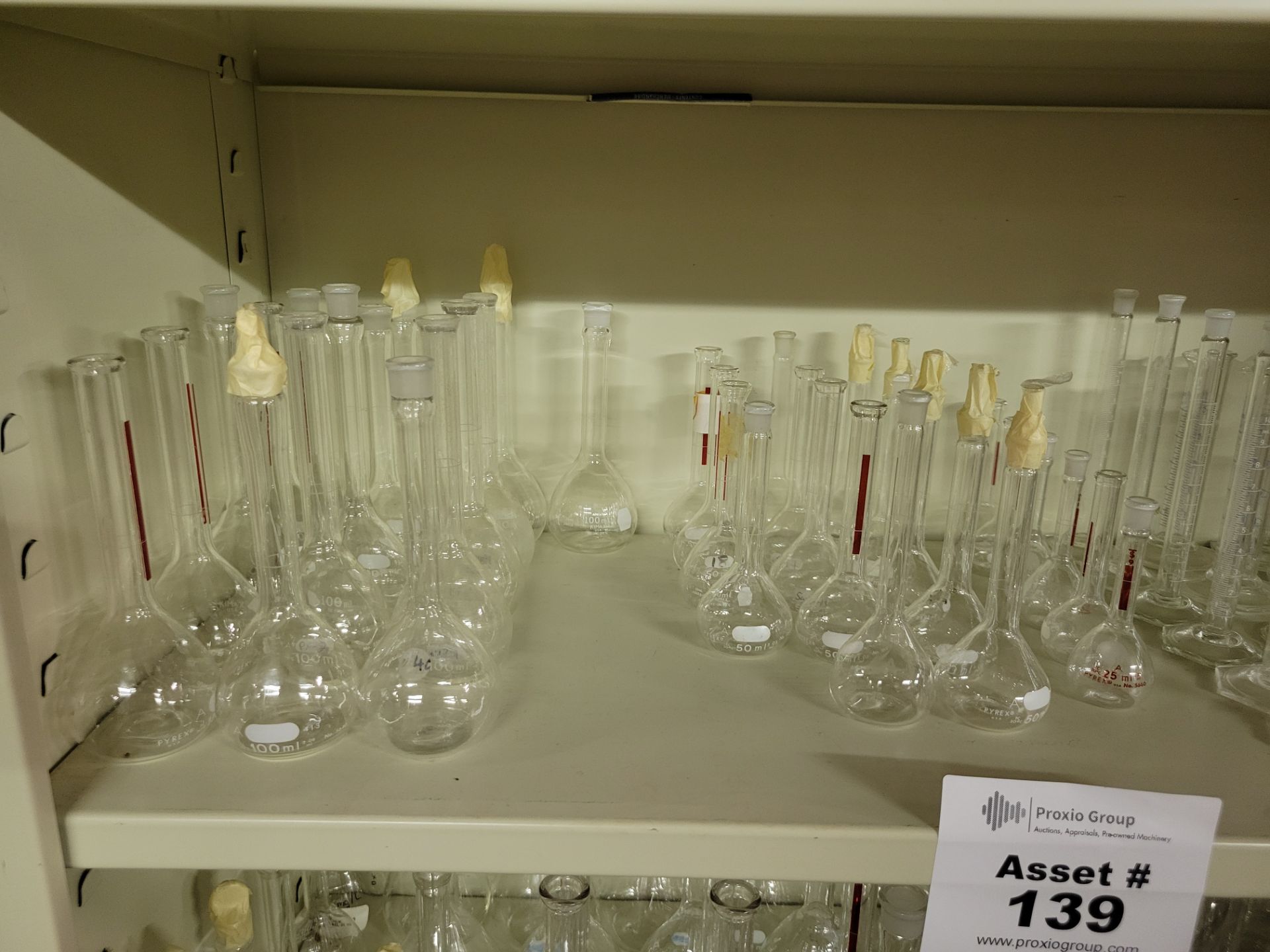 (2) Shelves of Various Sized and Manufacturer Glass Erlenmeyer Flasks Sizes Range From 25 to500mL - Image 2 of 5